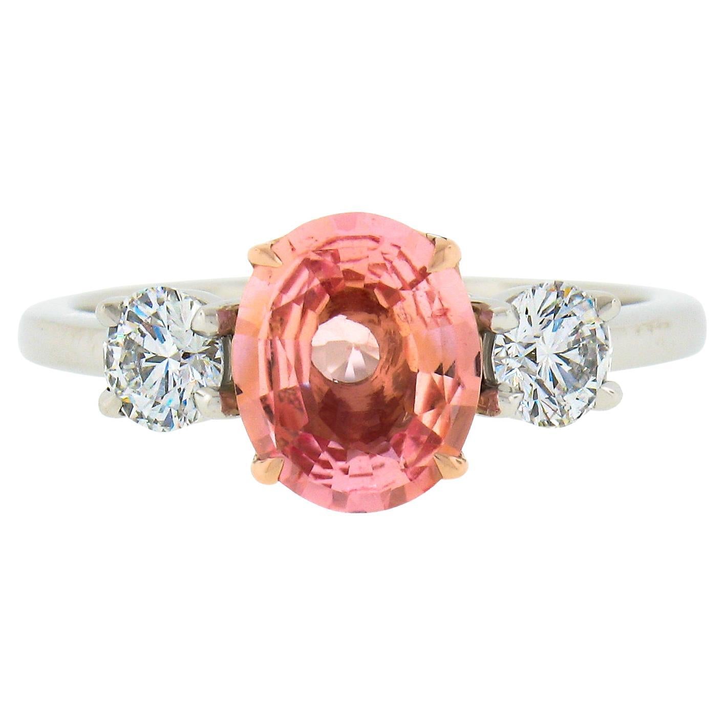 Bague de fiançailles 3 pierres en platine et or 14K GIA saphir Padparadscha et diamant en vente