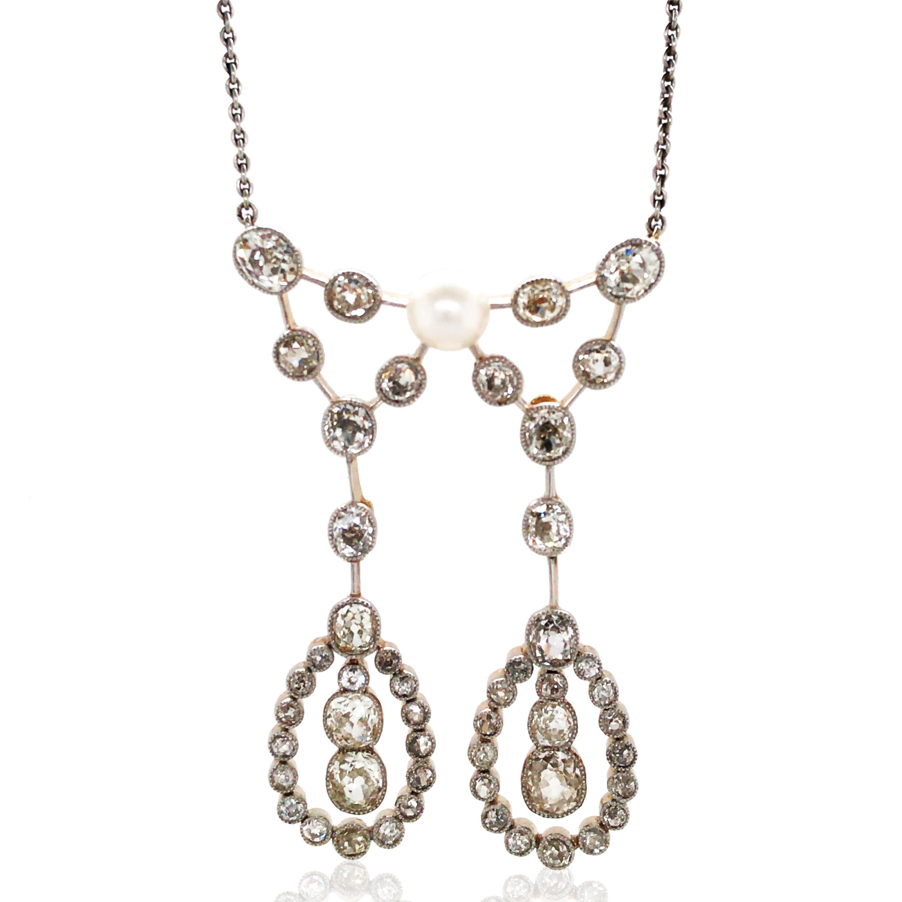Questa collana di diamanti è realizzata in platino e presenta un totale di circa 6,8 carati di diamanti con una lucentezza straordinaria. Al centro è incastonata con eleganza una perla naturale di 7,55×7,33 mm, che completa perfettamente i diamanti.