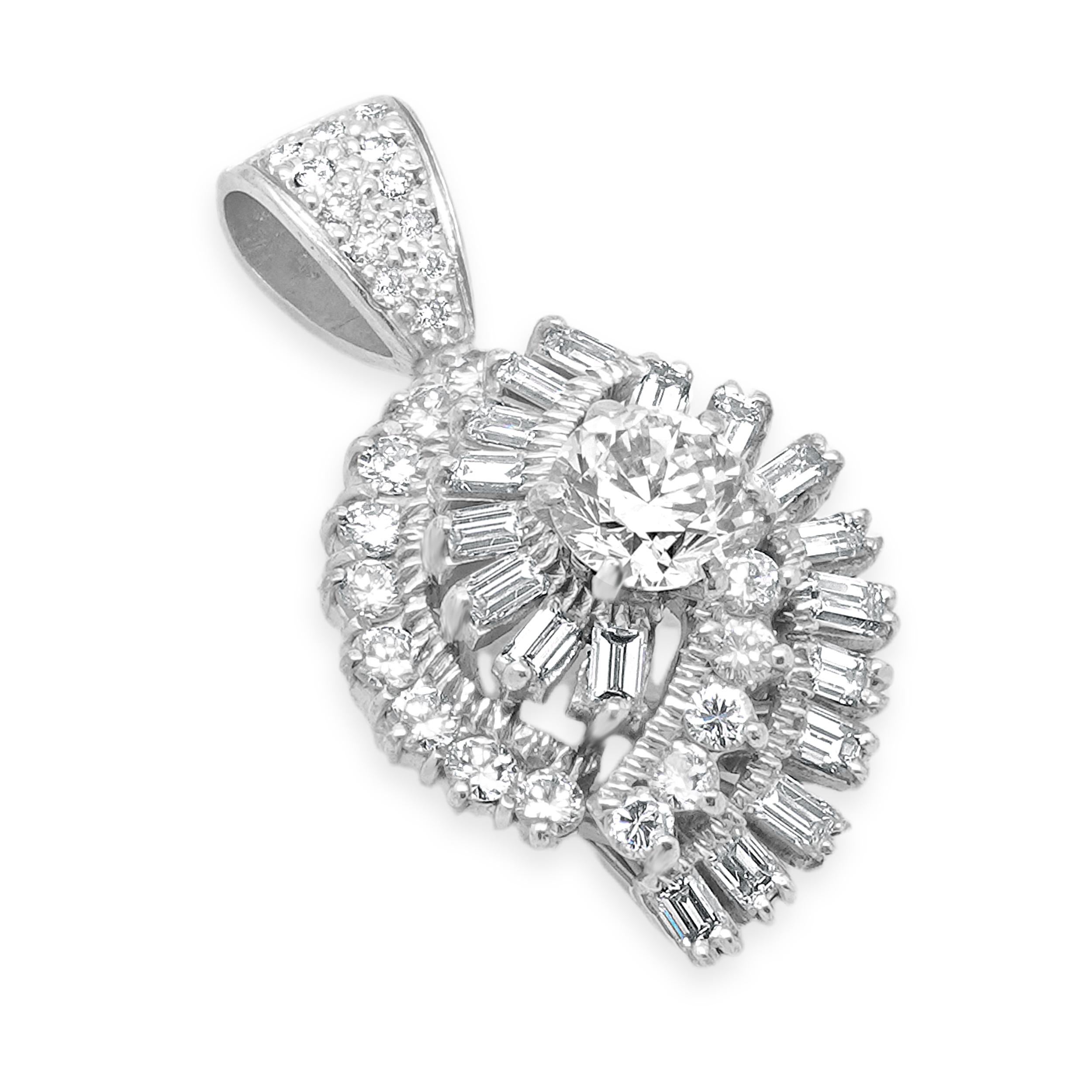 Taglio rotondo Ciondolo bypass in platino/oro bianco 14k con diamanti tondi e a baguette in vendita