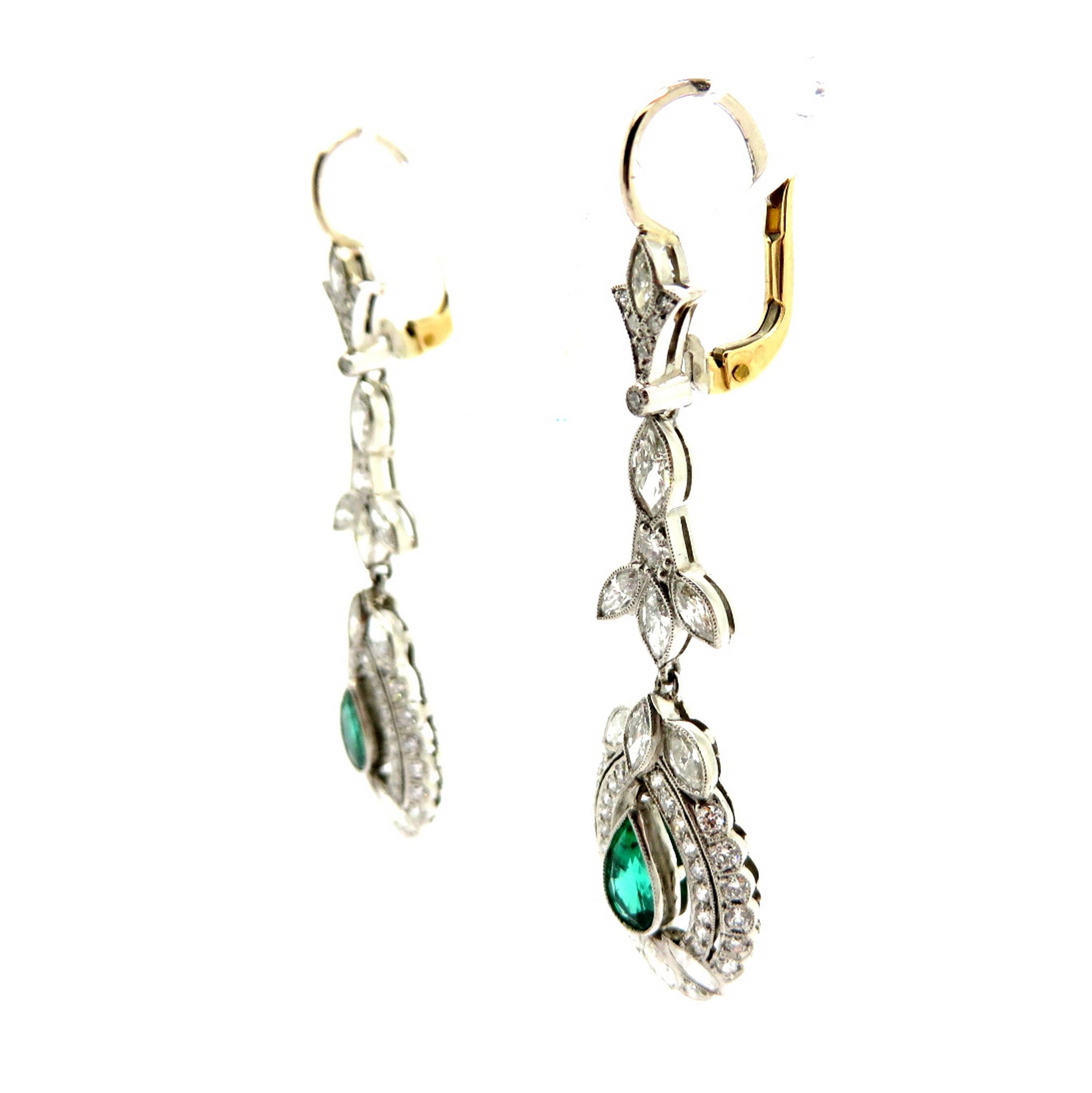 Art déco Boucles d'oreilles anciennes en platine et or 14 carats avec émeraude de taille européenne ancienne et diamants en vente
