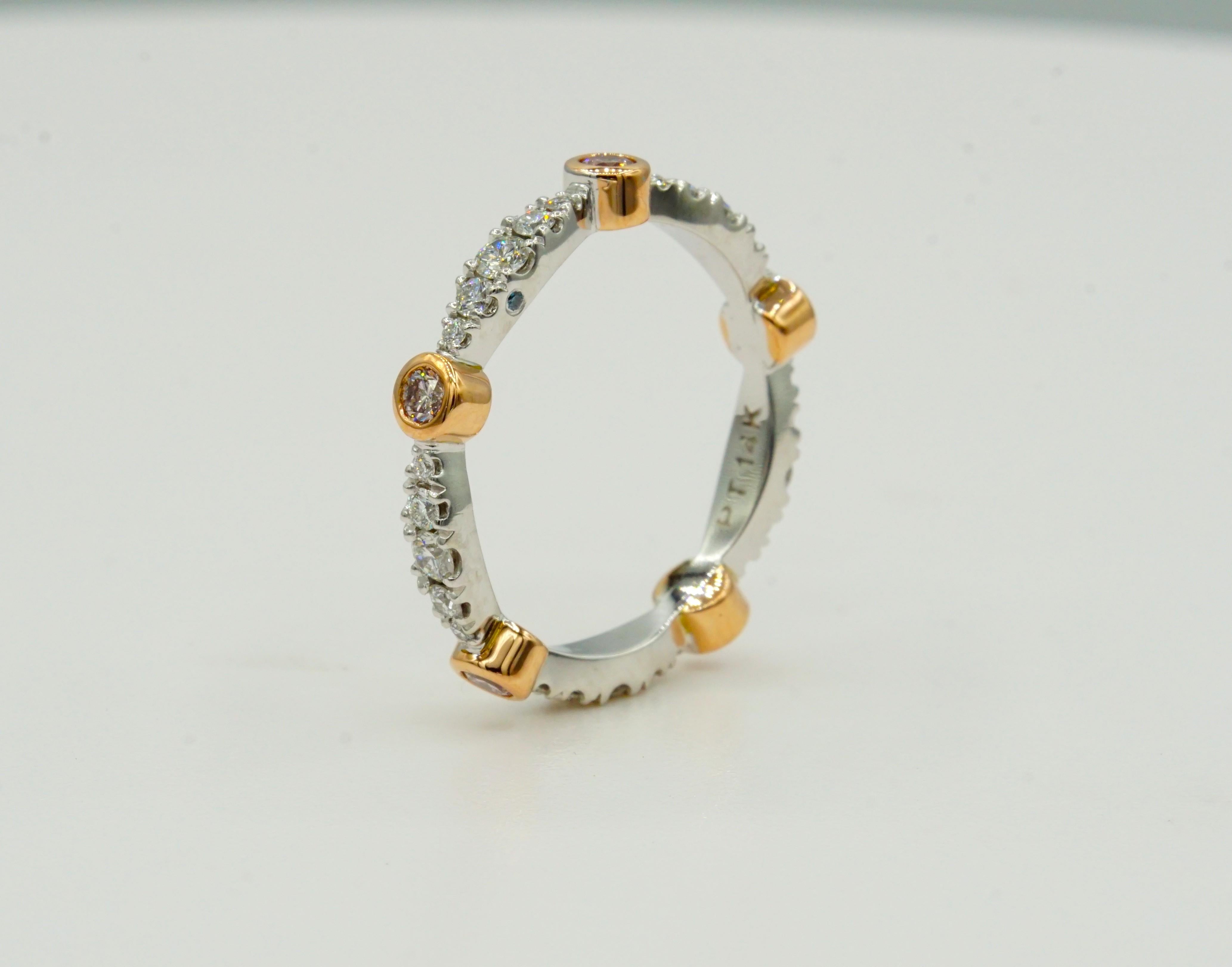 Te presentamos un impresionante anillo de eternidad diseñado por Rock N Gold Creations. Esta exquisita pieza de platino y oro rosa de 14 quilates está bellamente adornada con cinco diamantes naturales de color rosa de 2,5 mm y un total de 0,25
