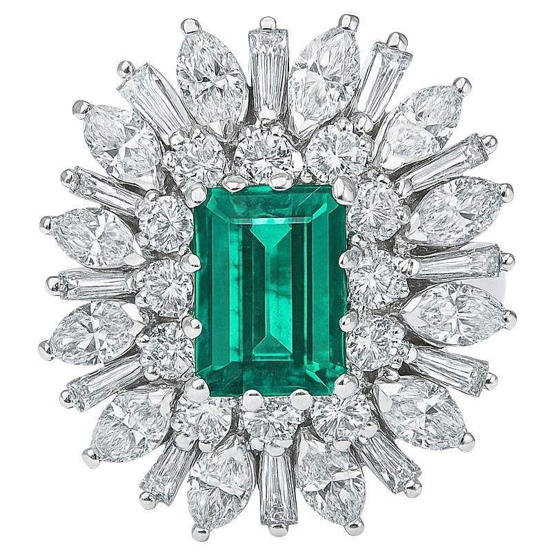 Cocktailring aus Platin mit 1,50 Karat Smaragd und 2,40 Karat Diamant im Angebot