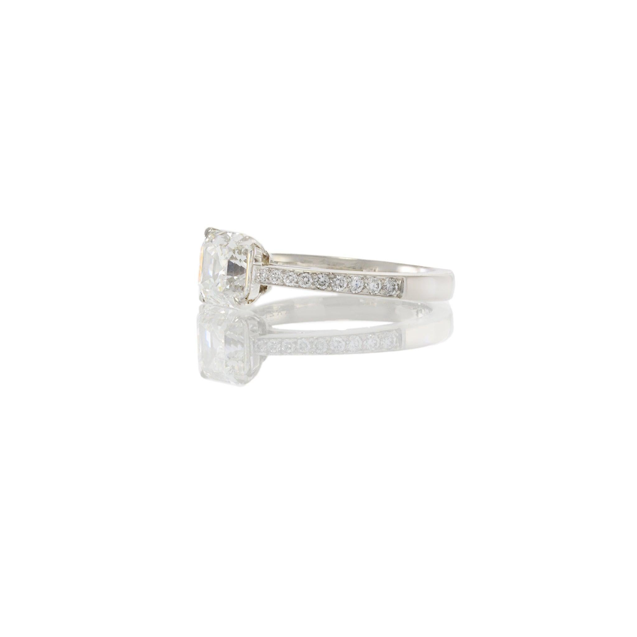 Cette élégante bague de fiançailles est fabriquée en platine et présente un superbe diamant taille Asscher de 1,52 carat en guise de pierre centrale. Le diamant est certifié GIA, de couleur H et de pureté VS2, mettant en valeur la beauté