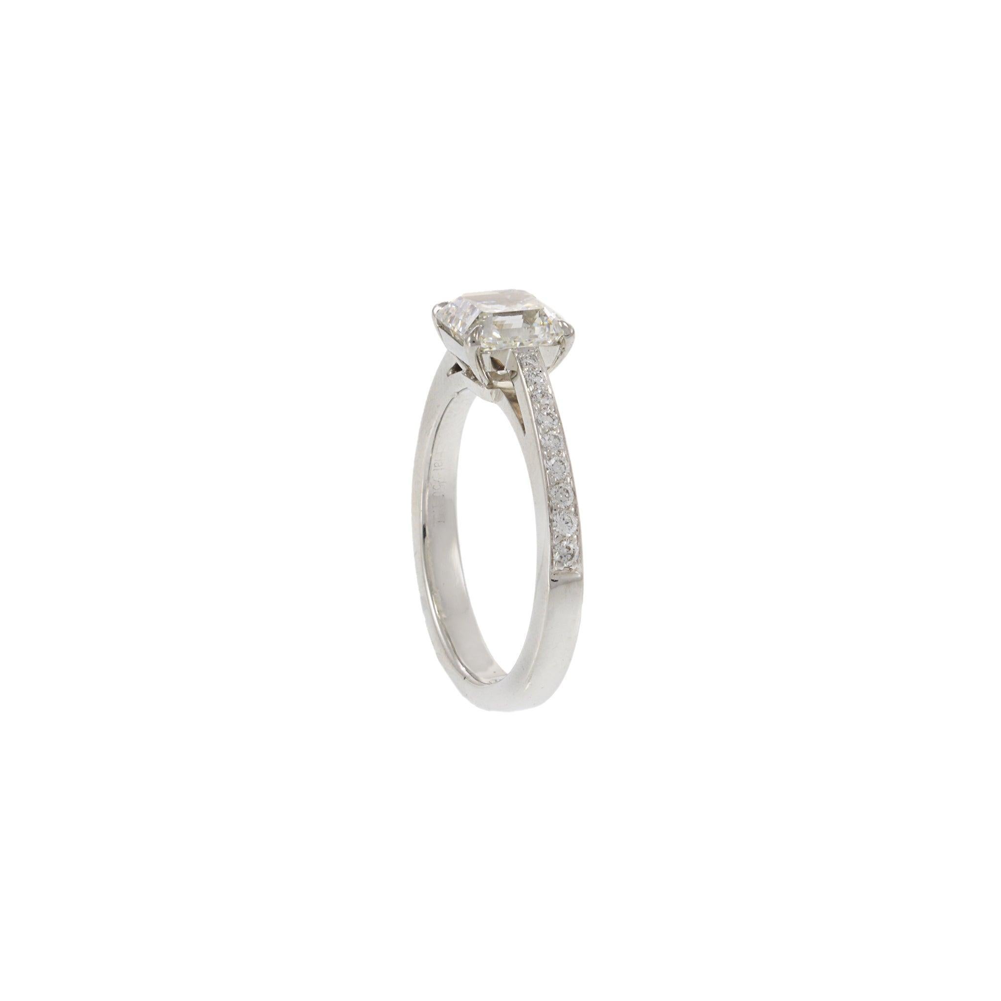 Bague de fiançailles en platine 1.52CT Asscher Cut Diamond avec accents de diamants ronds Pour femmes en vente