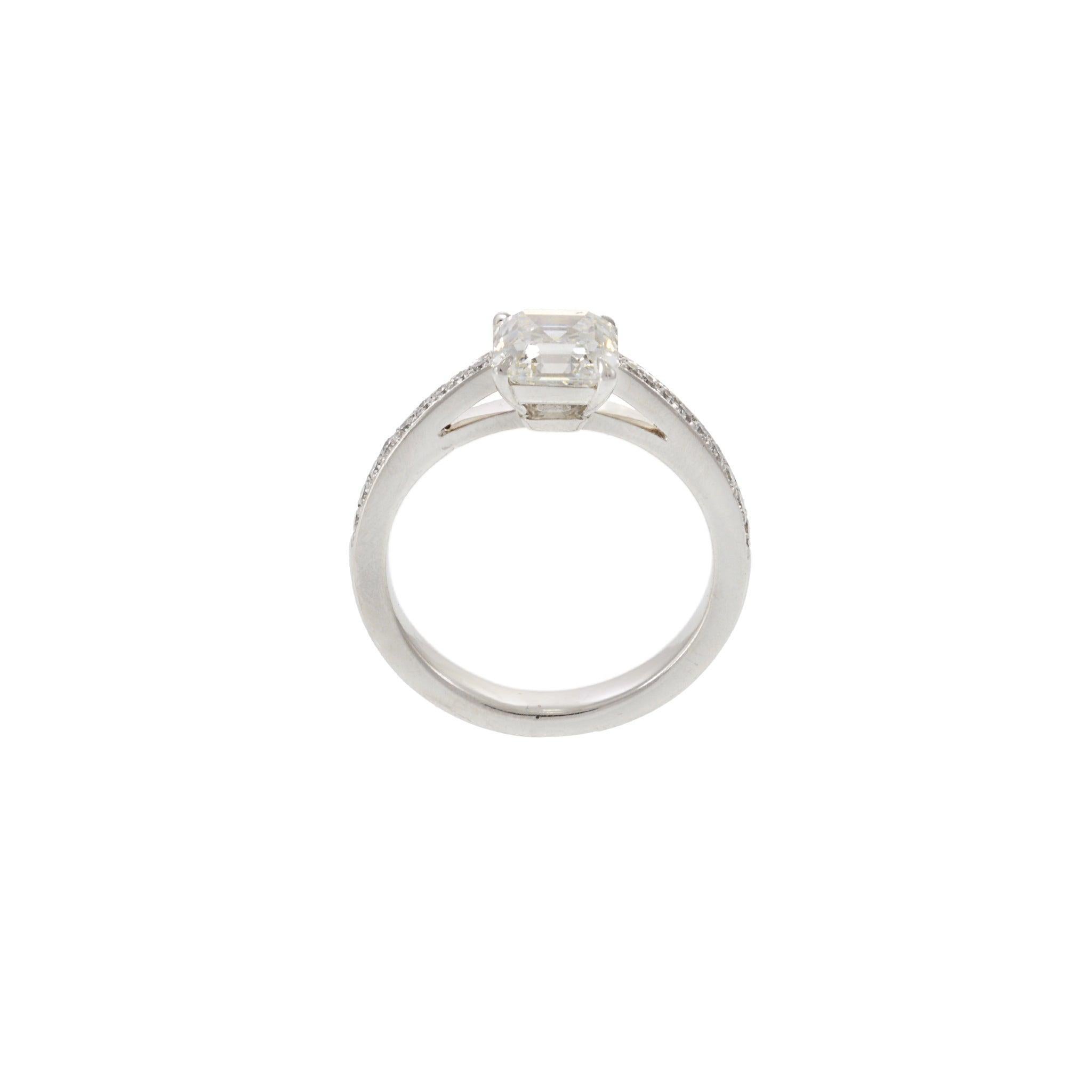 Bague de fiançailles en platine 1.52CT Asscher Cut Diamond avec accents de diamants ronds en vente 1
