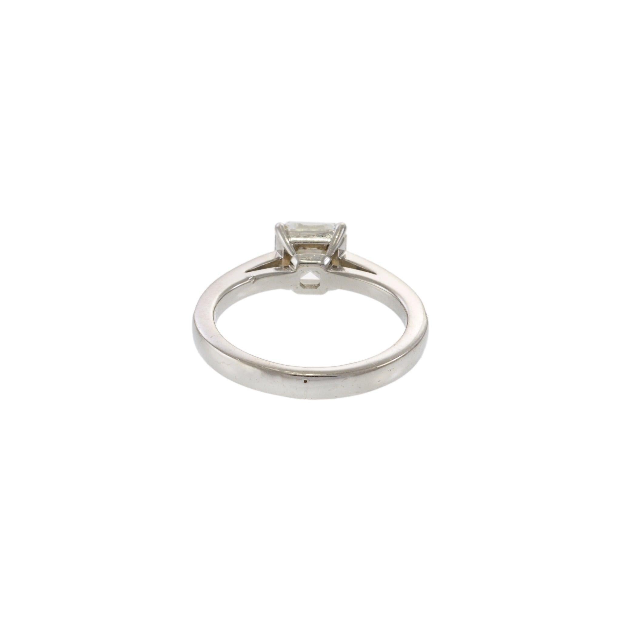 Bague de fiançailles en platine 1.52CT Asscher Cut Diamond avec accents de diamants ronds en vente 2