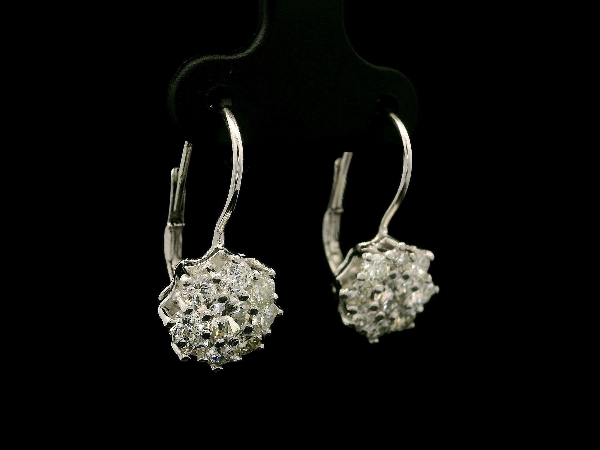 -Stein(e)-
(18) Natürliche echte Diamanten - runder Brillantschliff - Zackenfassung - schöne weiße Brillantfarbe - 1,5ctw (ca.)

MATERIAL: Platin Tropfen, massiv 14k Weißgold (Backings)
Gewicht: 5.33 Gramm
Gesamthöhe: 20,66 mm (0,81) (ca. -