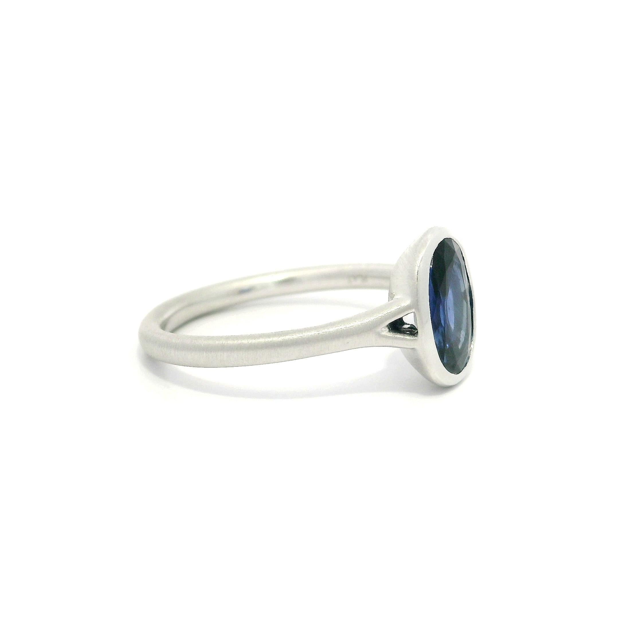 Platin 1,55ct Oval Lünette Saphir Solitär gebürstet Finish Low Profile Ring (Ovalschliff) im Angebot