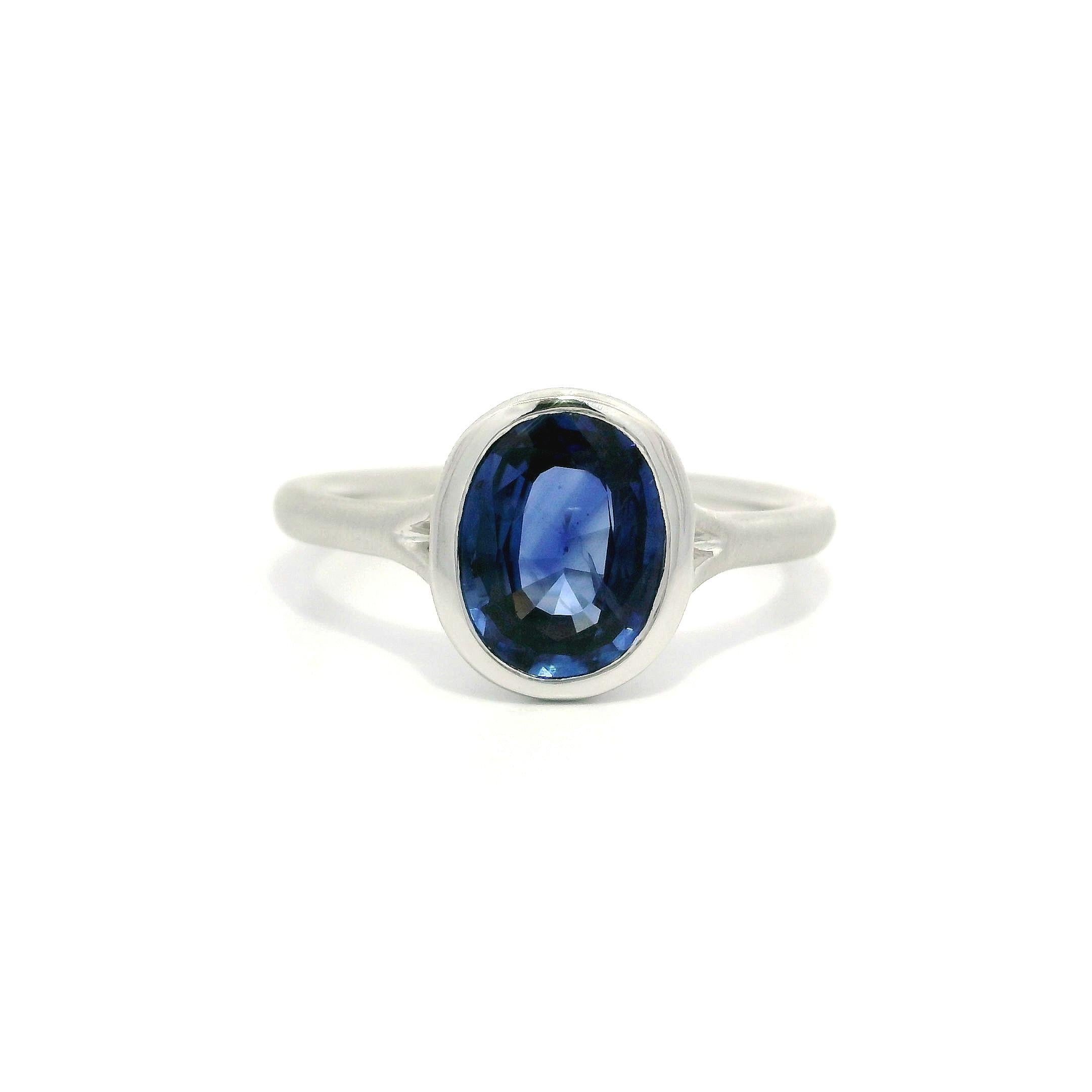 Platin 1,55ct Oval Lünette Saphir Solitär gebürstet Finish Low Profile Ring im Angebot 1