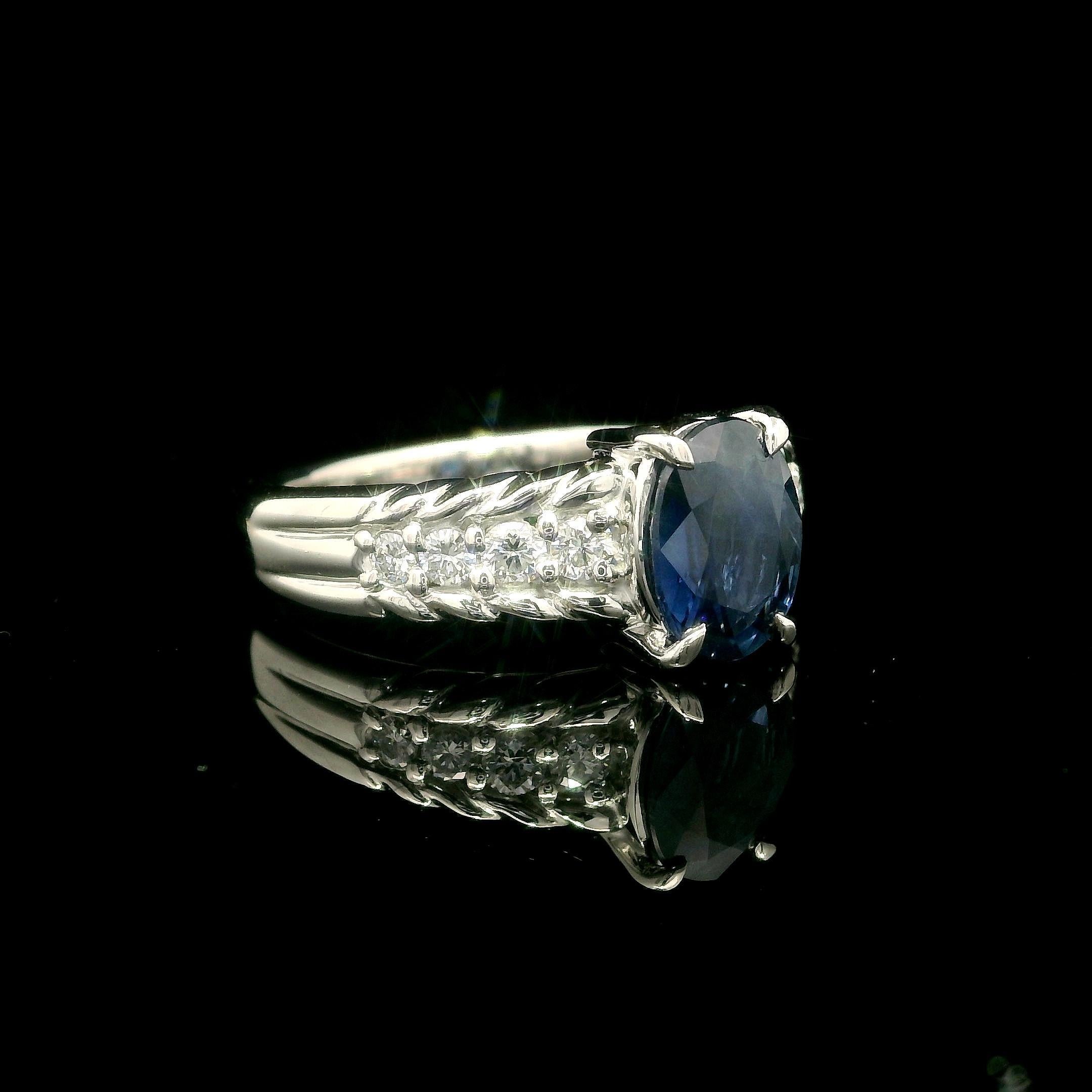 Women's Platinum 1.55ctw Oval Cut Velvety Blue Sapphire w/ Diamond Classic Cable Ring For Sale