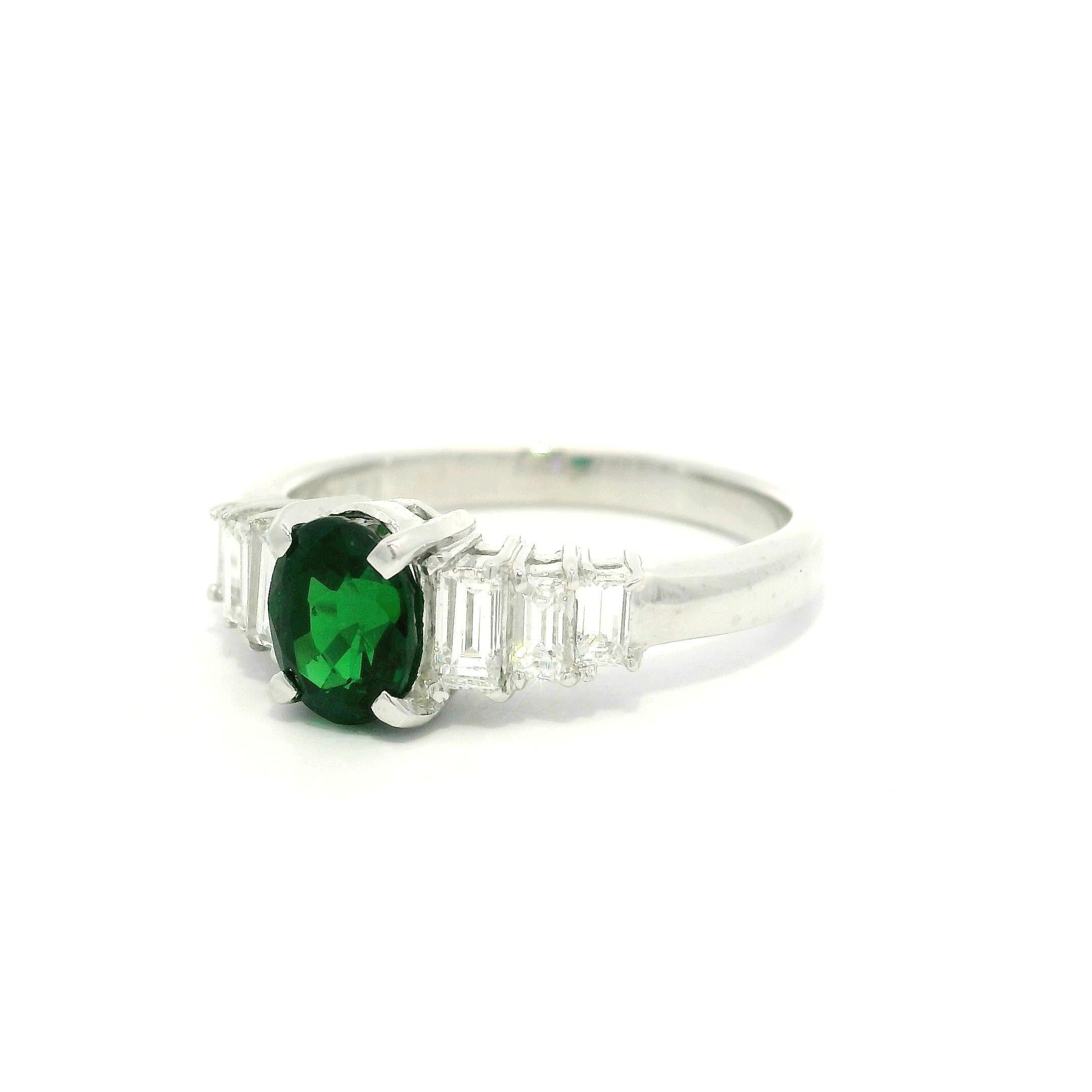 Anello in platino con tsavorite ovale da 1,55 carati e diamanti a baguette laterali in vendita 6