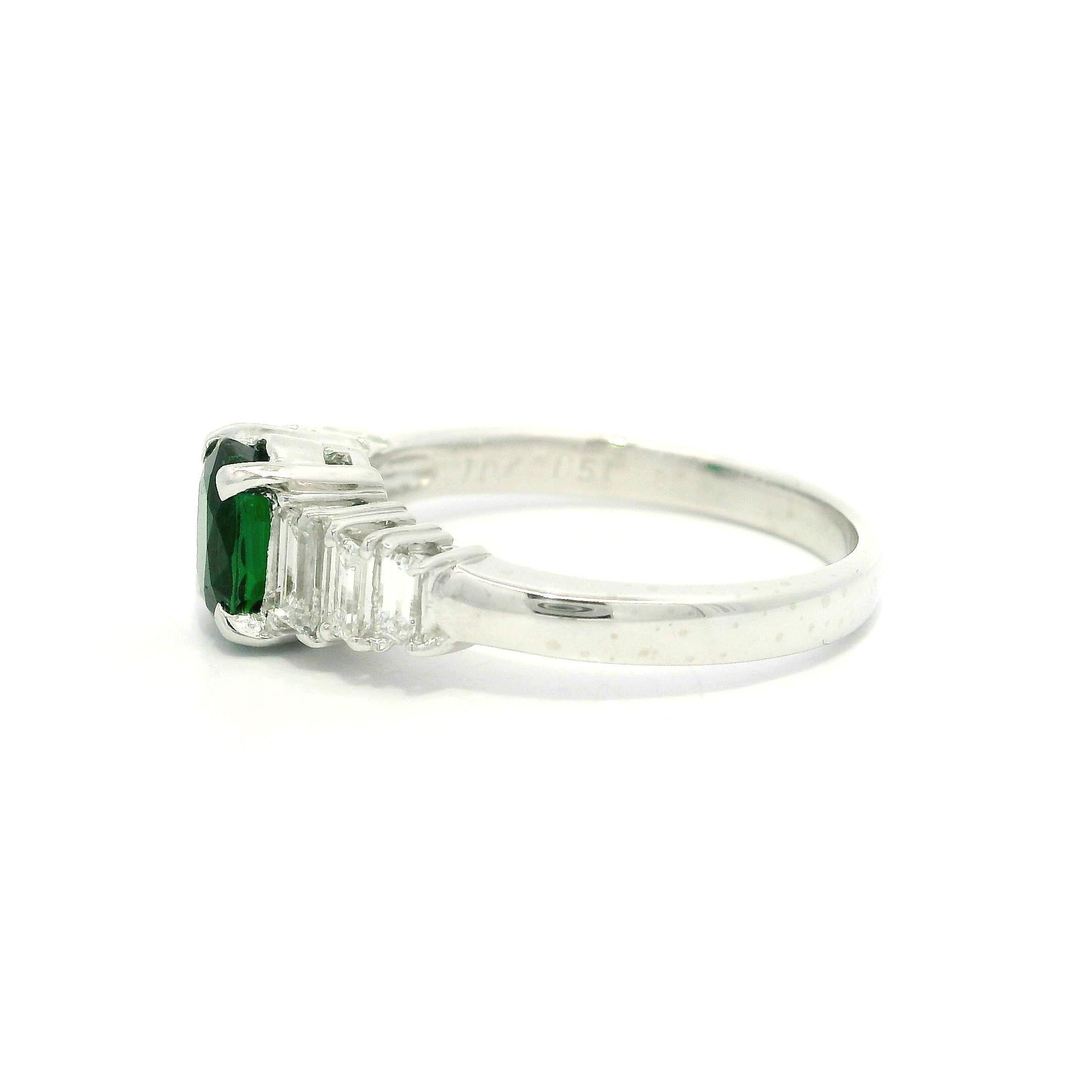 Anello in platino con tsavorite ovale da 1,55 carati e diamanti a baguette laterali in vendita 7