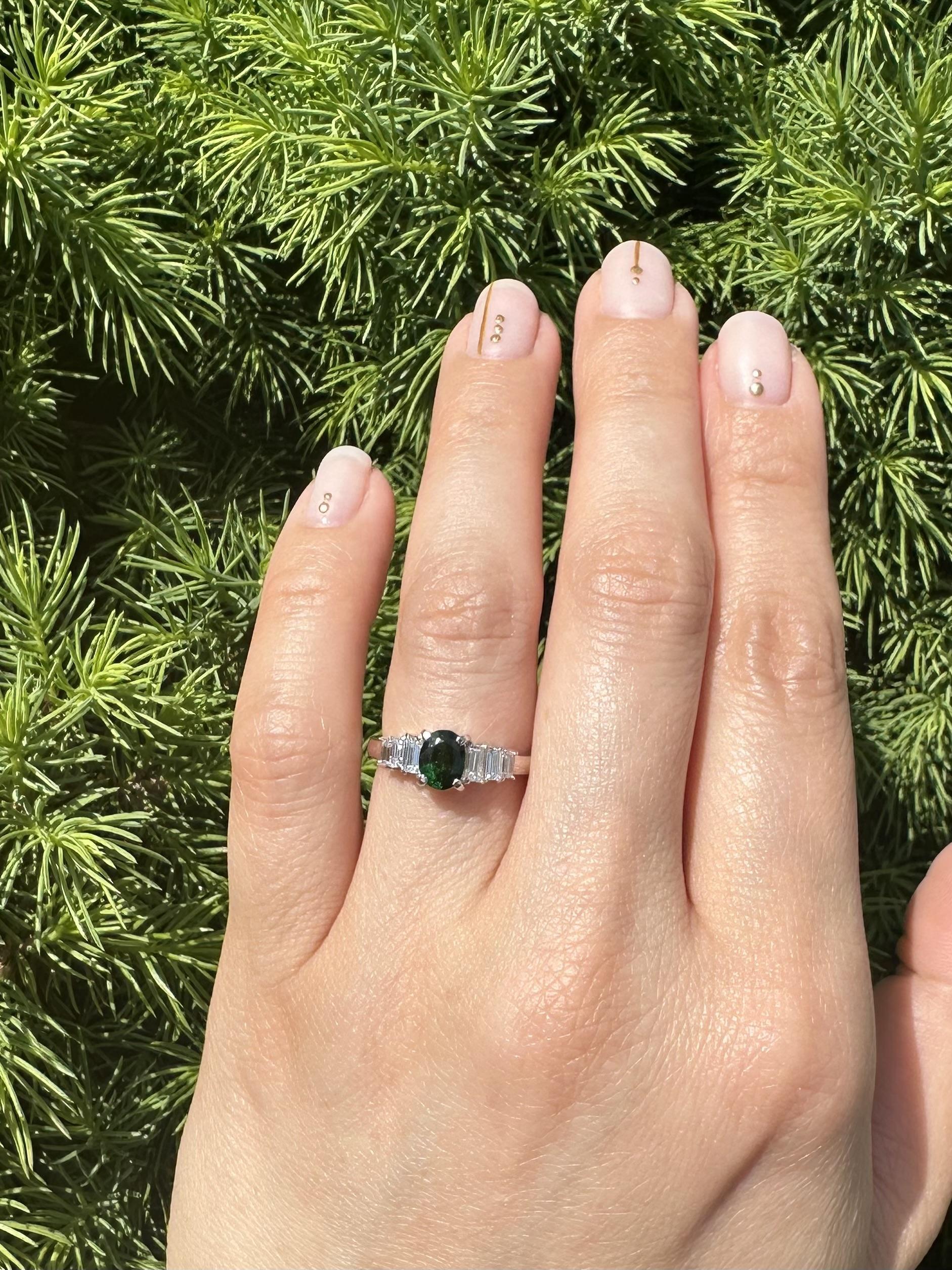 --Pietre: --
(1) Nature Tsavorite autentica - taglio ovale - incastonata - colore Greene & Greene - 6,5x5mm - 1,04ct (esatto)
(6) Diamanti naturali autentici - Taglio Baguette diritto - Incastonati - Colore G/H - Purezza VS1/VS2 - 0,51ctw
