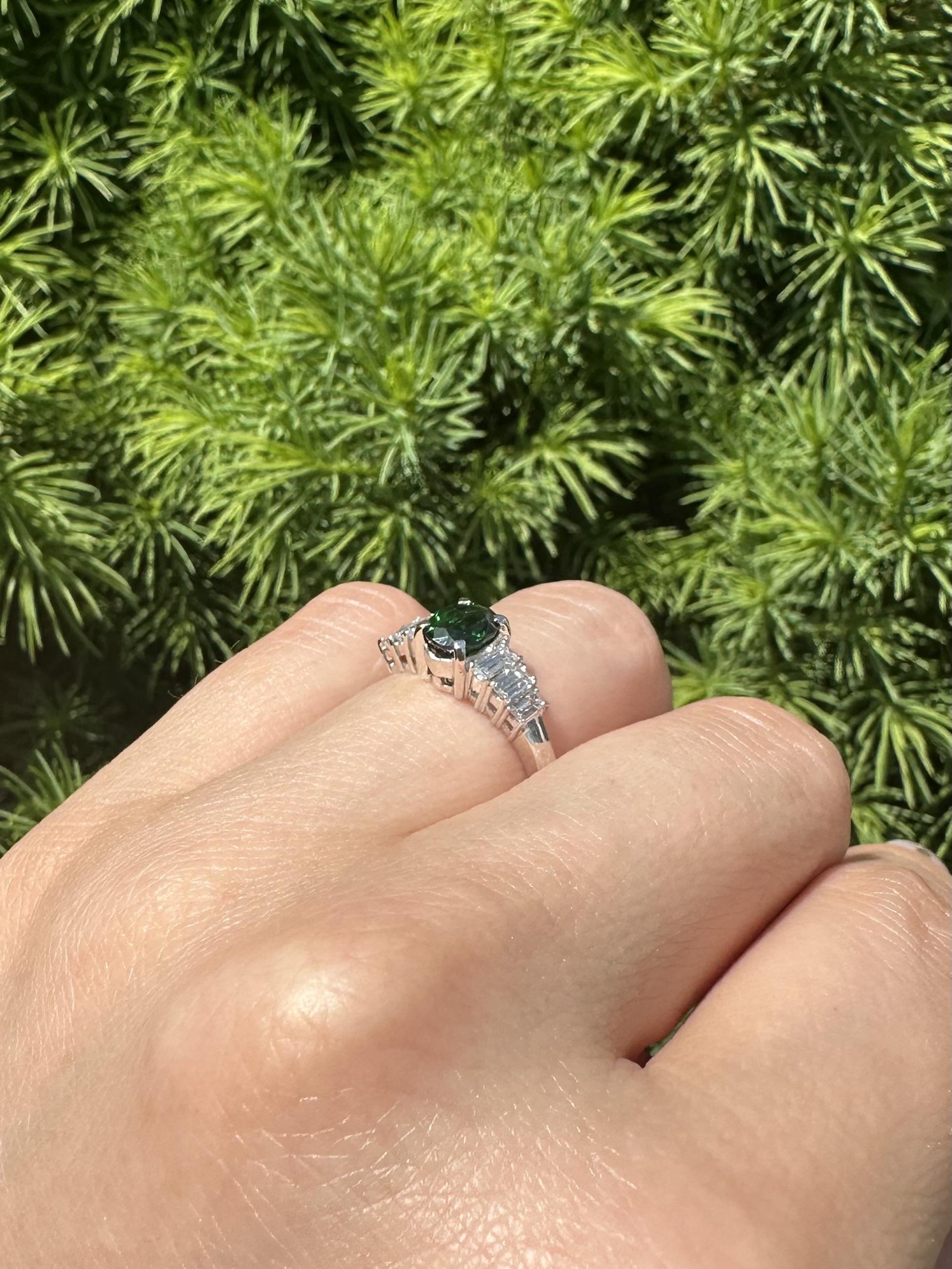 Taglio ovale Anello in platino con tsavorite ovale da 1,55 carati e diamanti a baguette laterali in vendita