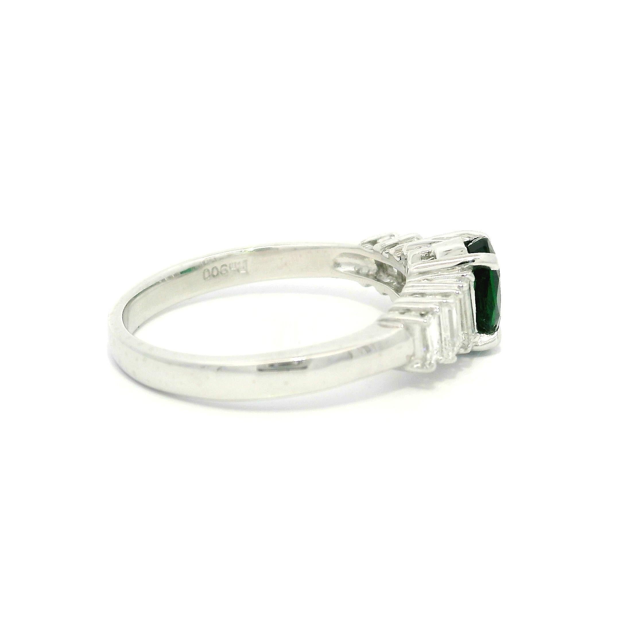 Anello in platino con tsavorite ovale da 1,55 carati e diamanti a baguette laterali In condizioni ottime in vendita a Montclair, NJ