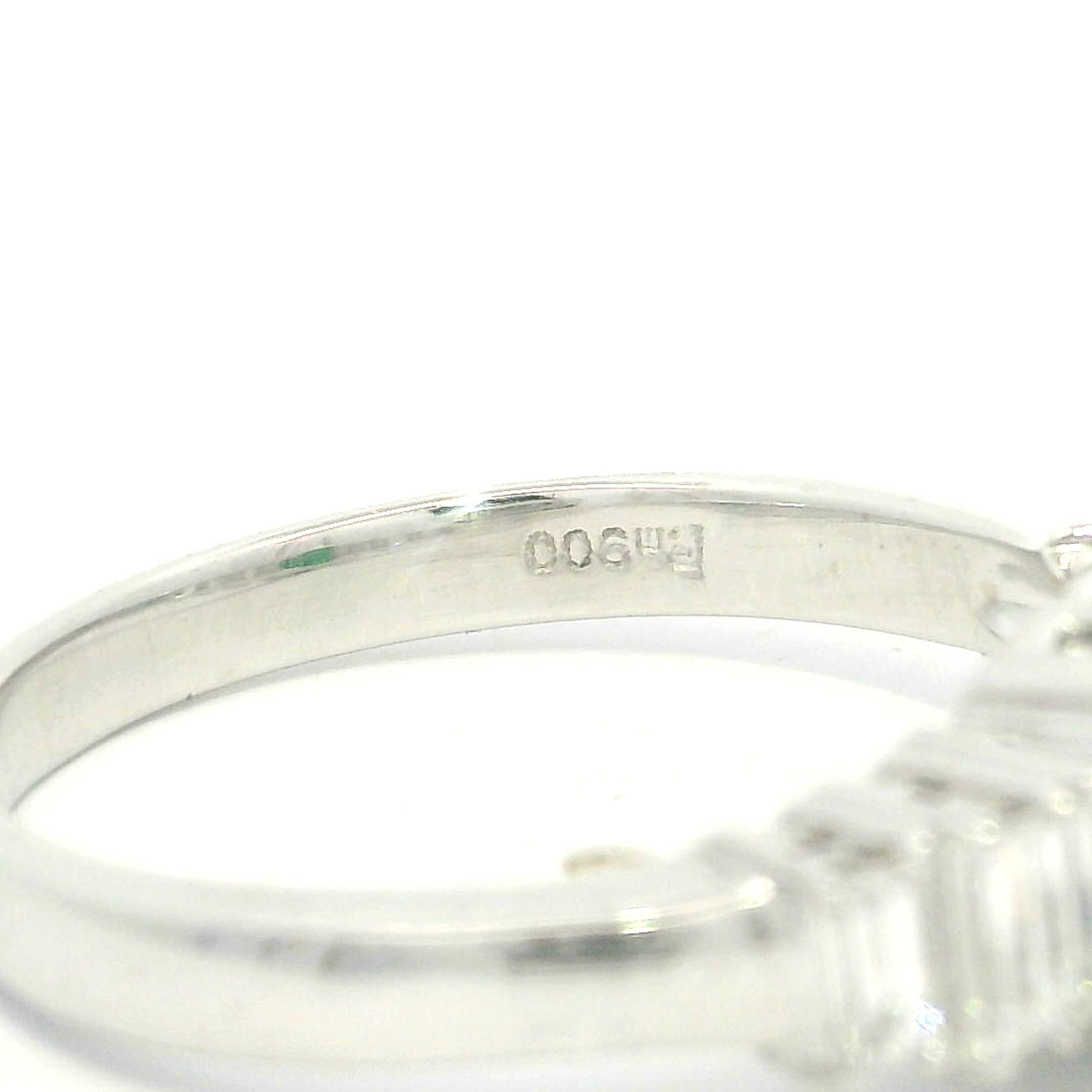 Donna Anello in platino con tsavorite ovale da 1,55 carati e diamanti a baguette laterali in vendita