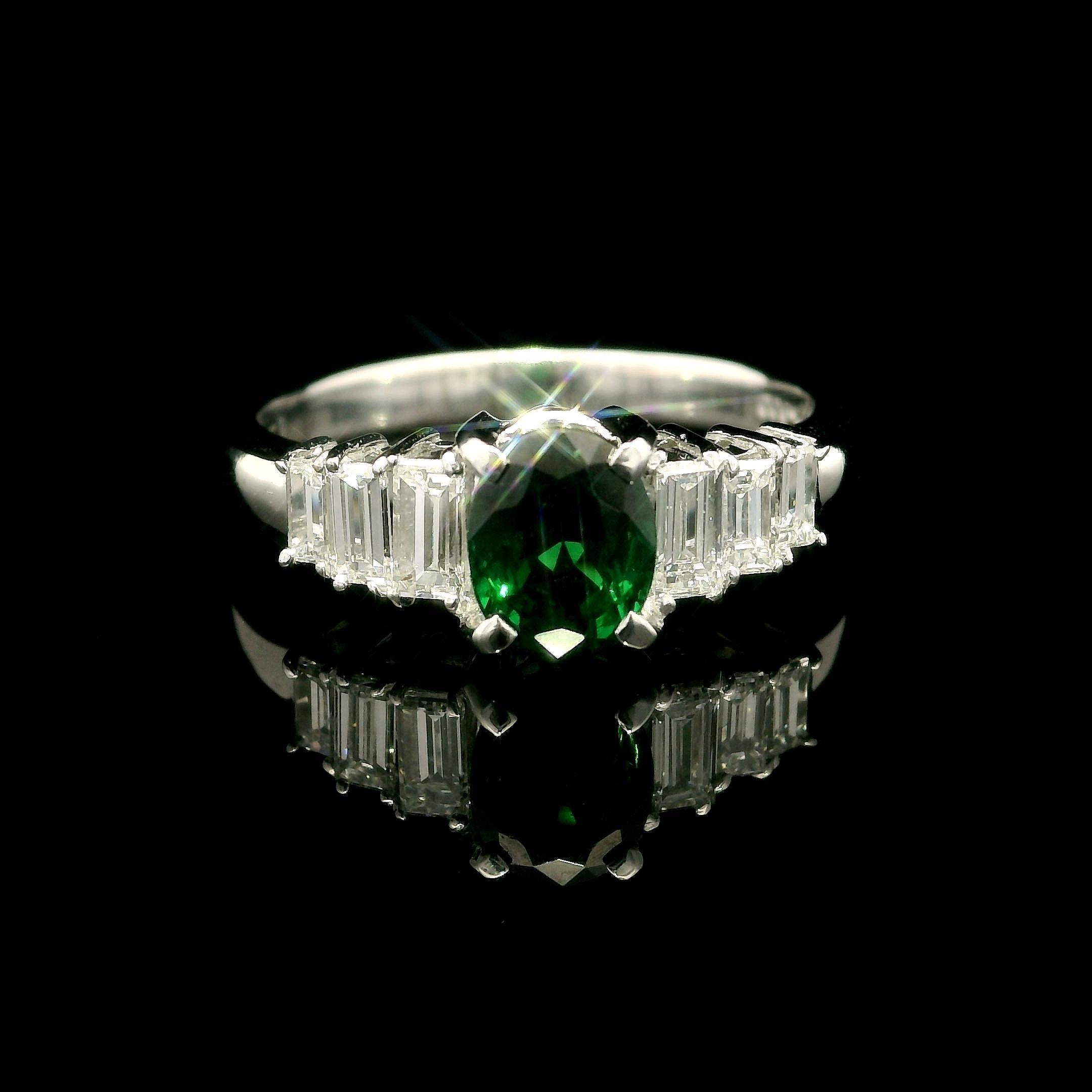 Anello in platino con tsavorite ovale da 1,55 carati e diamanti a baguette laterali in vendita 2