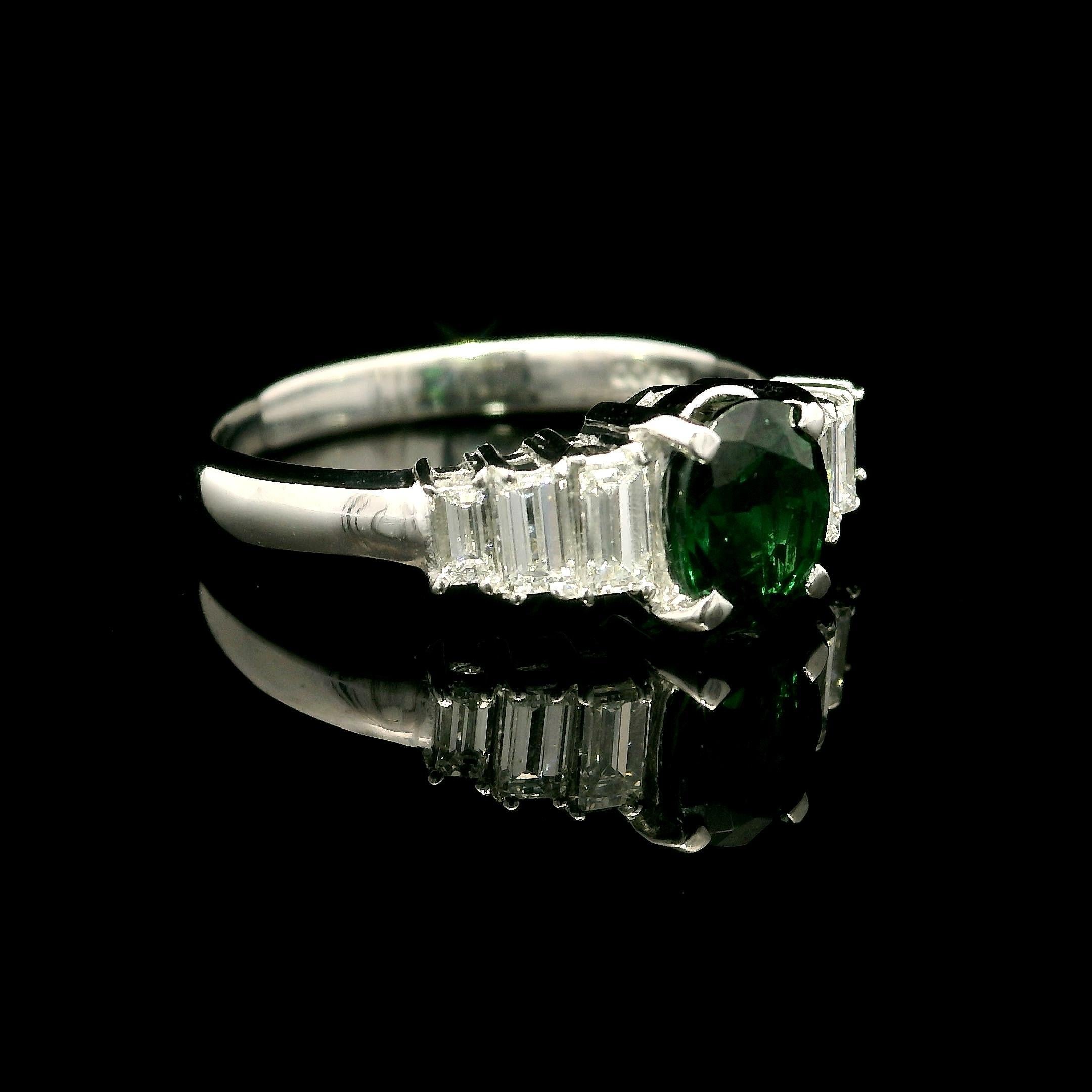Anello in platino con tsavorite ovale da 1,55 carati e diamanti a baguette laterali in vendita 3