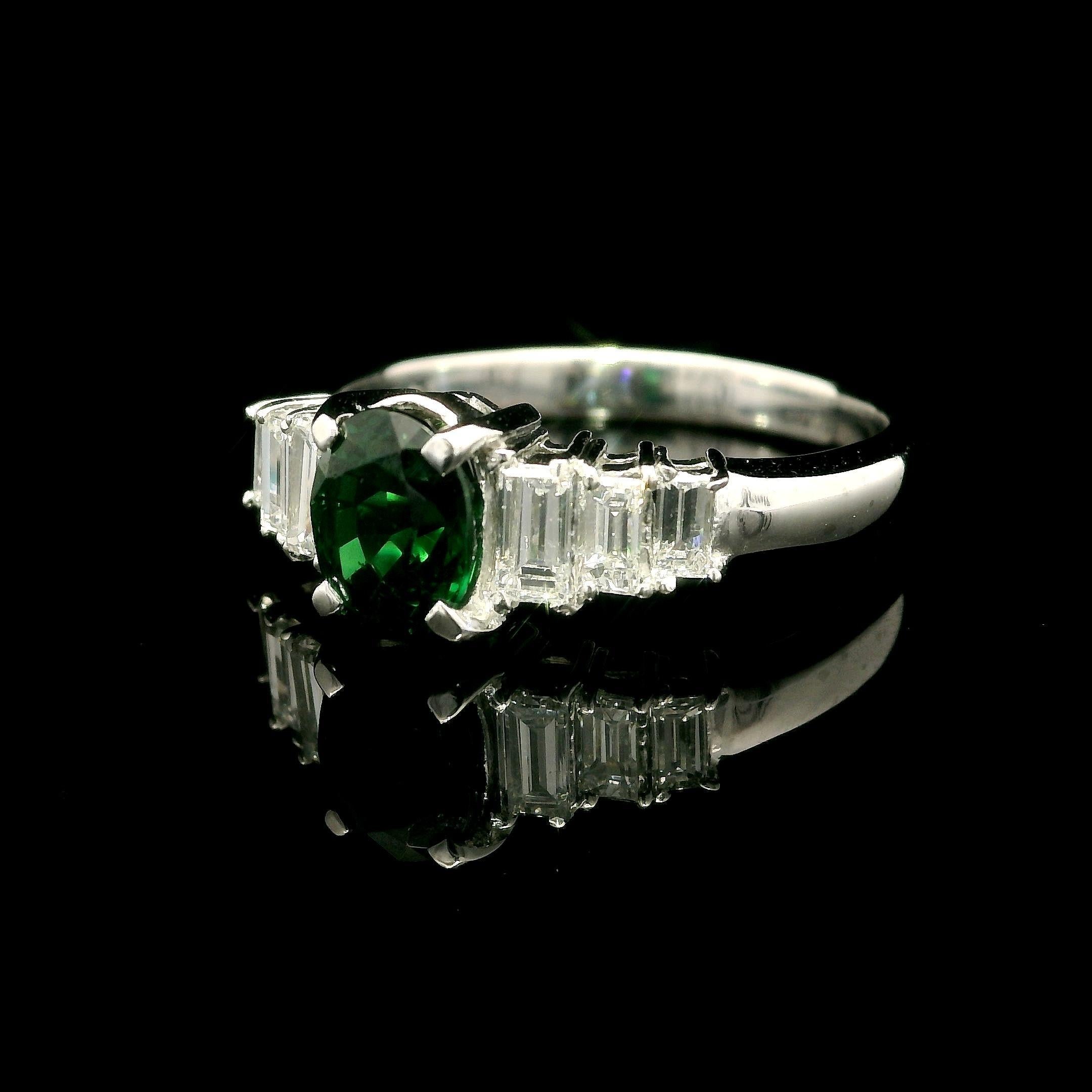 Anello in platino con tsavorite ovale da 1,55 carati e diamanti a baguette laterali in vendita 4