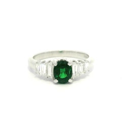 Anillo de Platino con Tsavorita Oval de 1,55 ctw y Diamantes Baguette Escalonados en los Laterales