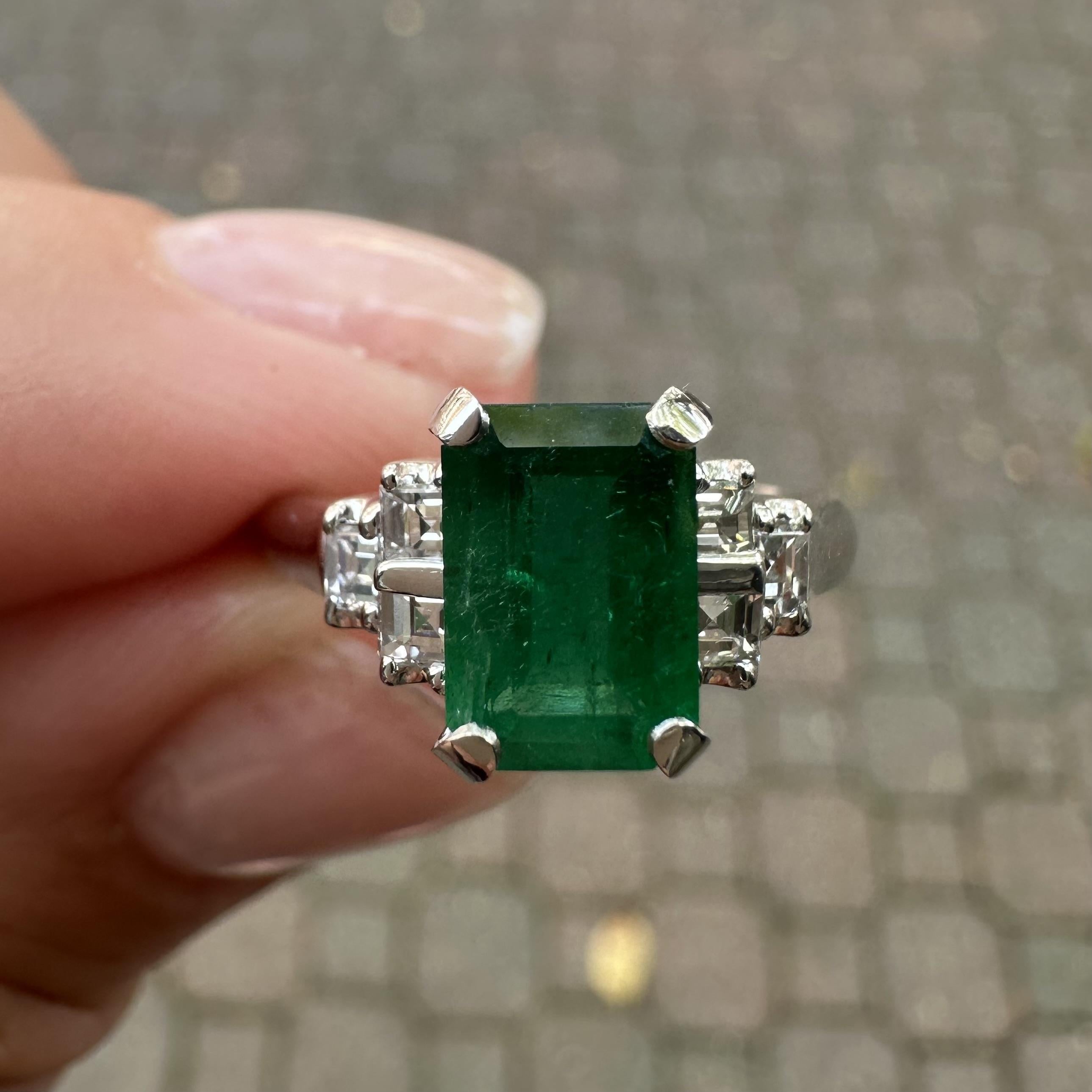 Anello in platino con taglio smeraldo lungo da 1,55ctw Greene & Greene con diamanti ai lati in vendita 5