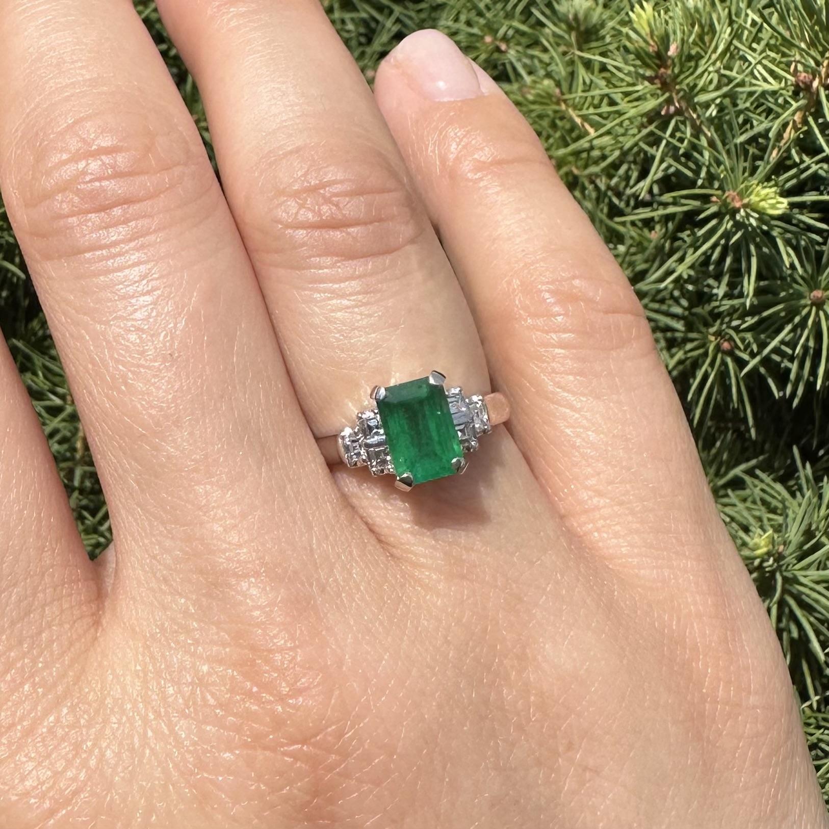 Anello in platino con taglio smeraldo lungo da 1,55ctw Greene & Greene con diamanti ai lati in vendita 6