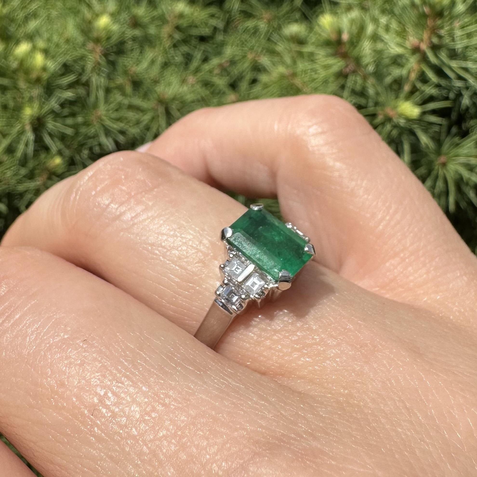 Anello in platino con taglio smeraldo lungo da 1,55ctw Greene & Greene con diamanti ai lati in vendita 7