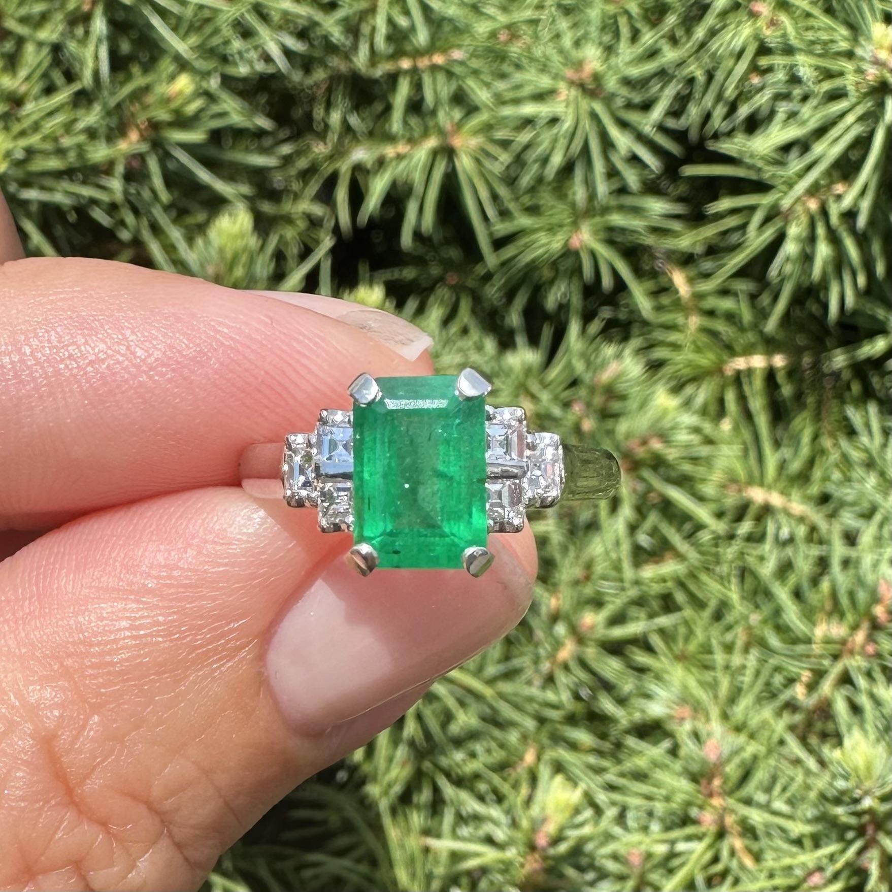 Anello in platino con taglio smeraldo lungo da 1,55ctw Greene & Greene con diamanti ai lati in vendita 8