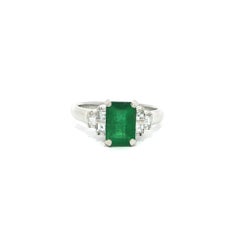 Anello in platino con taglio smeraldo lungo da 1,55ctw Greene & Greene con diamanti ai lati