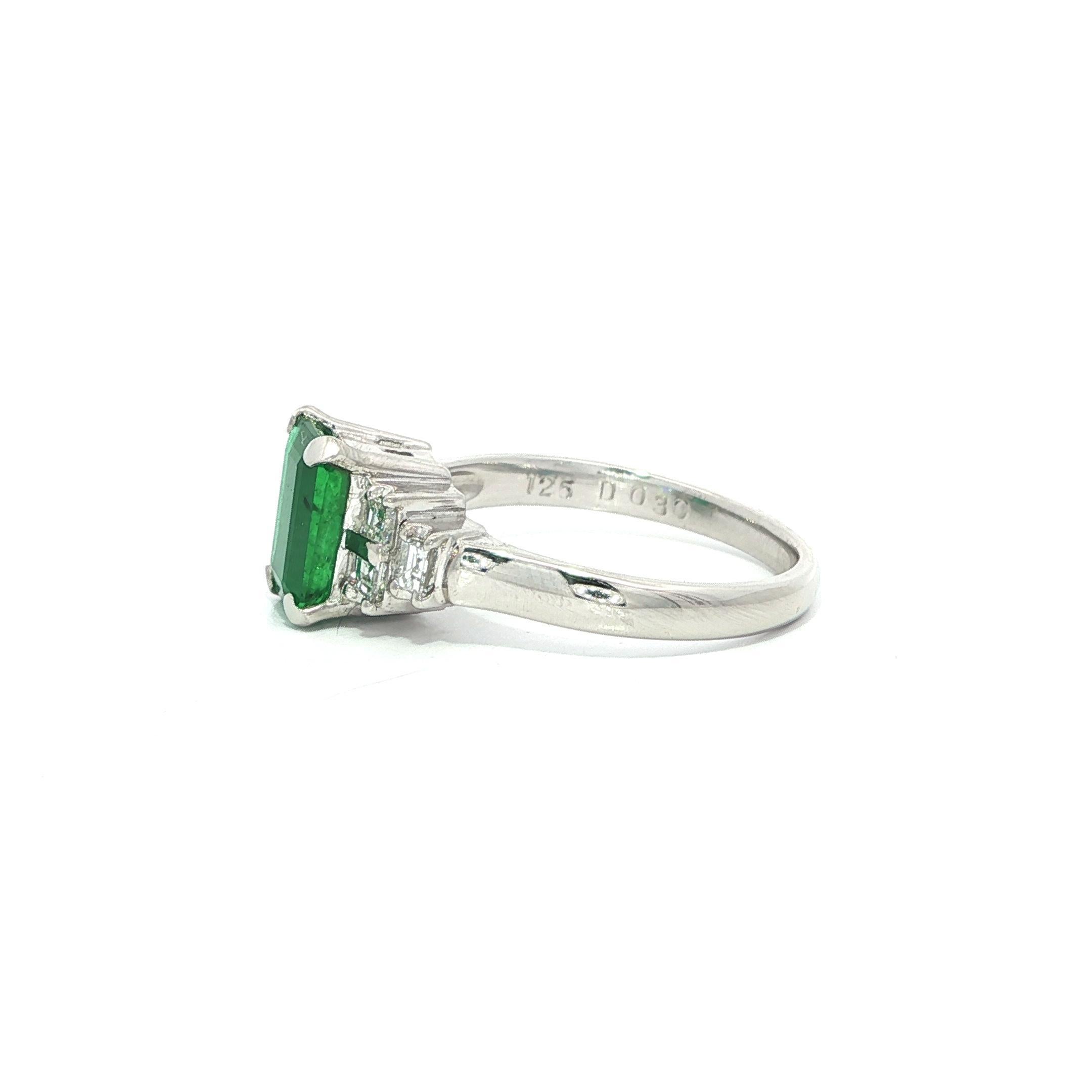Donna Anello in platino con taglio smeraldo lungo da 1,55ctw Greene & Greene con diamanti ai lati in vendita