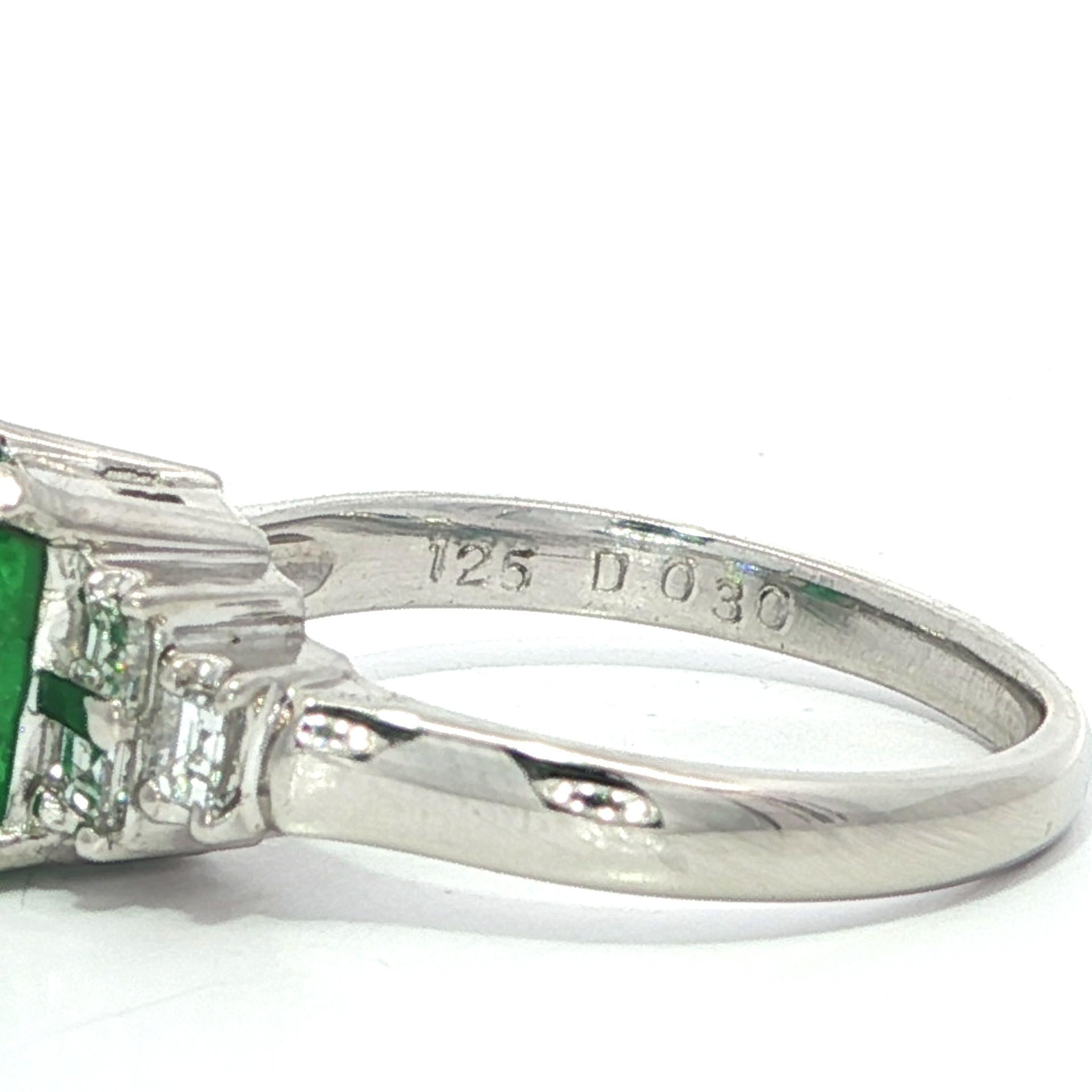 Anello in platino con taglio smeraldo lungo da 1,55ctw Greene & Greene con diamanti ai lati in vendita 1