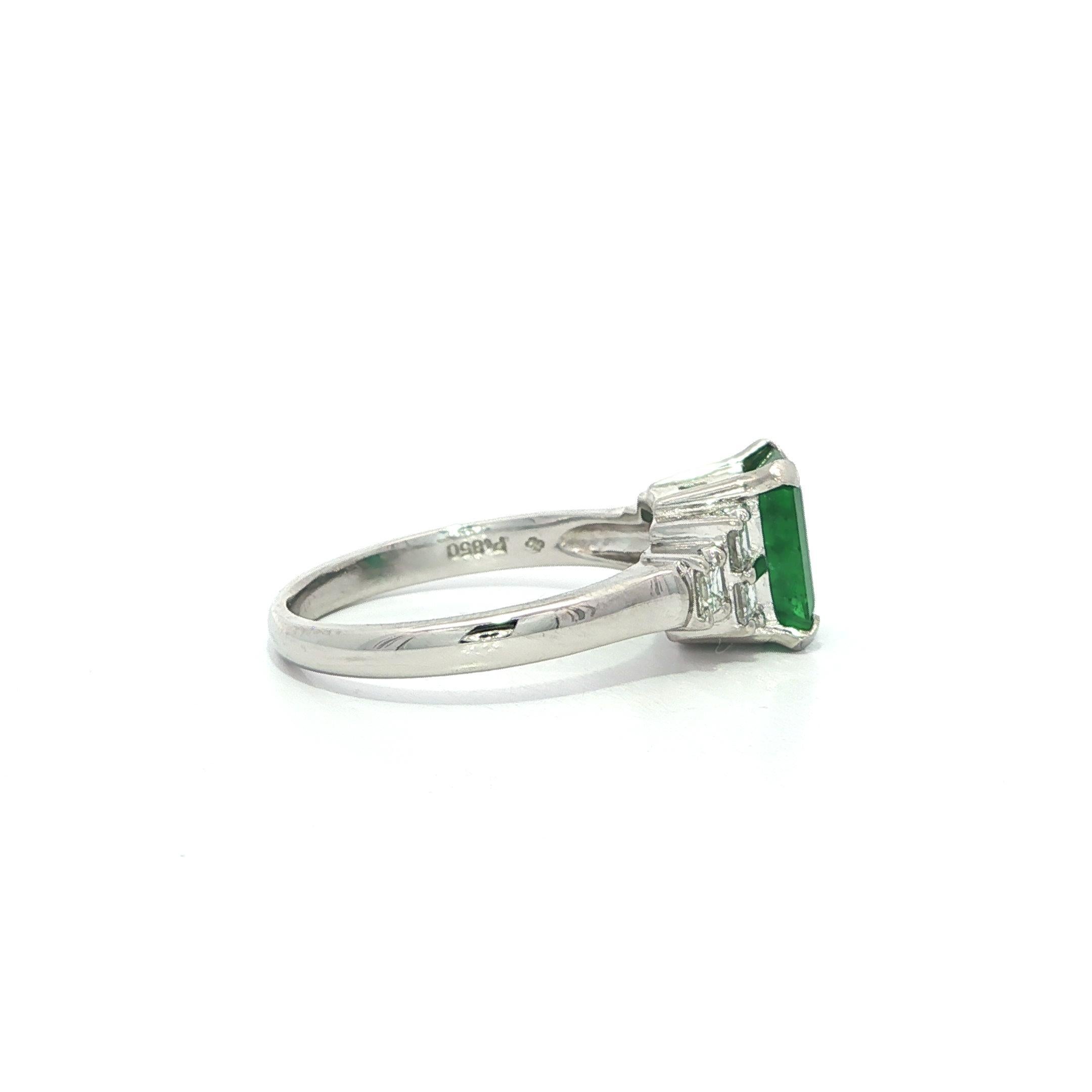 Anello in platino con taglio smeraldo lungo da 1,55ctw Greene & Greene con diamanti ai lati in vendita 3