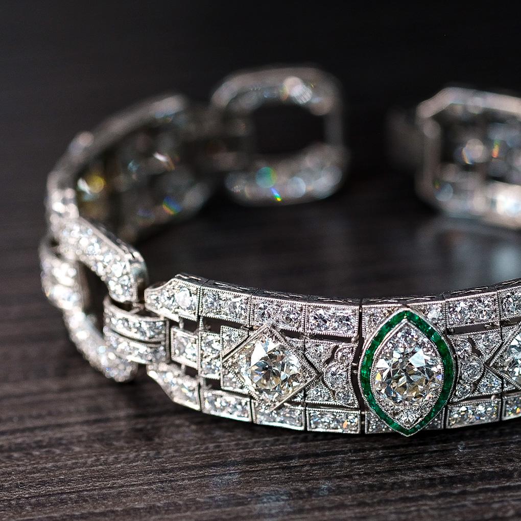 Platinum 16.00cttw Art Deco Diamond And Green Emerald Bracelet In Excellent Condition For Sale In New York, NY