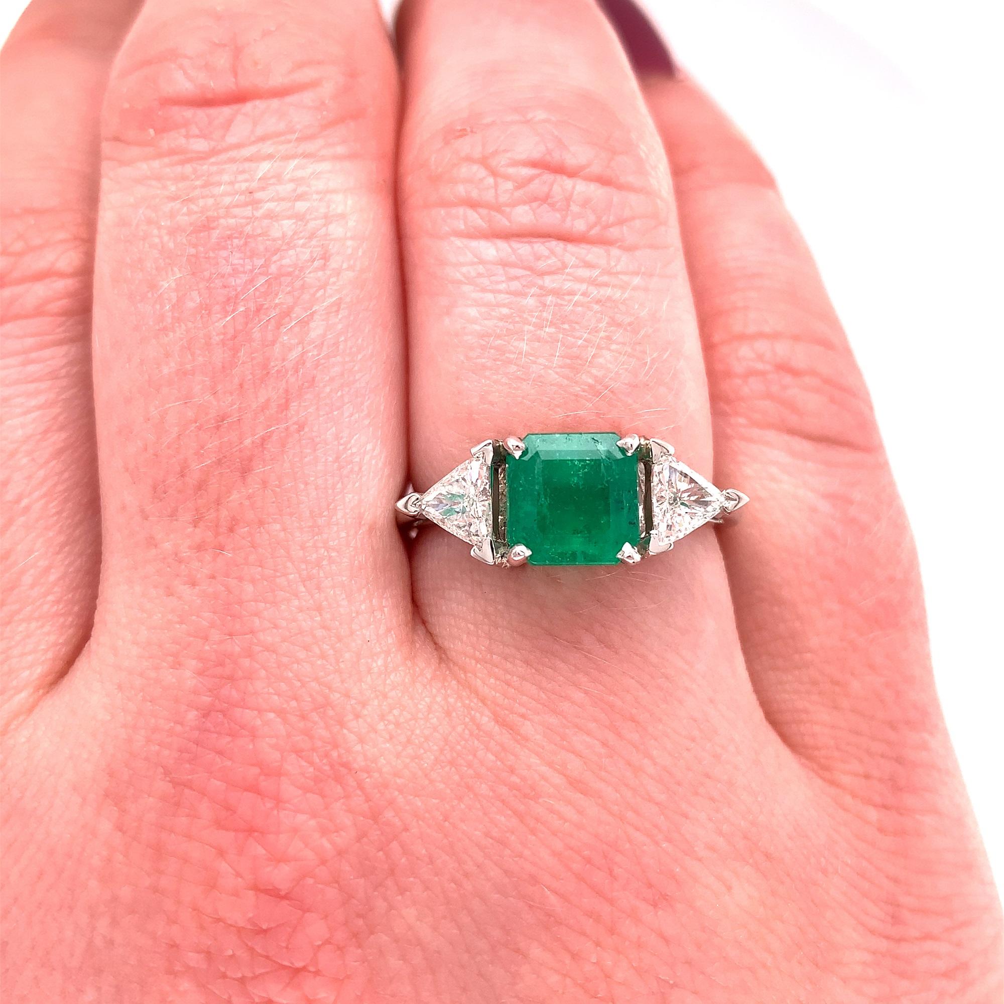 Platinum 1.60ct Colombian Emerald & Diamond Ring In New Condition In Big Bend, WI