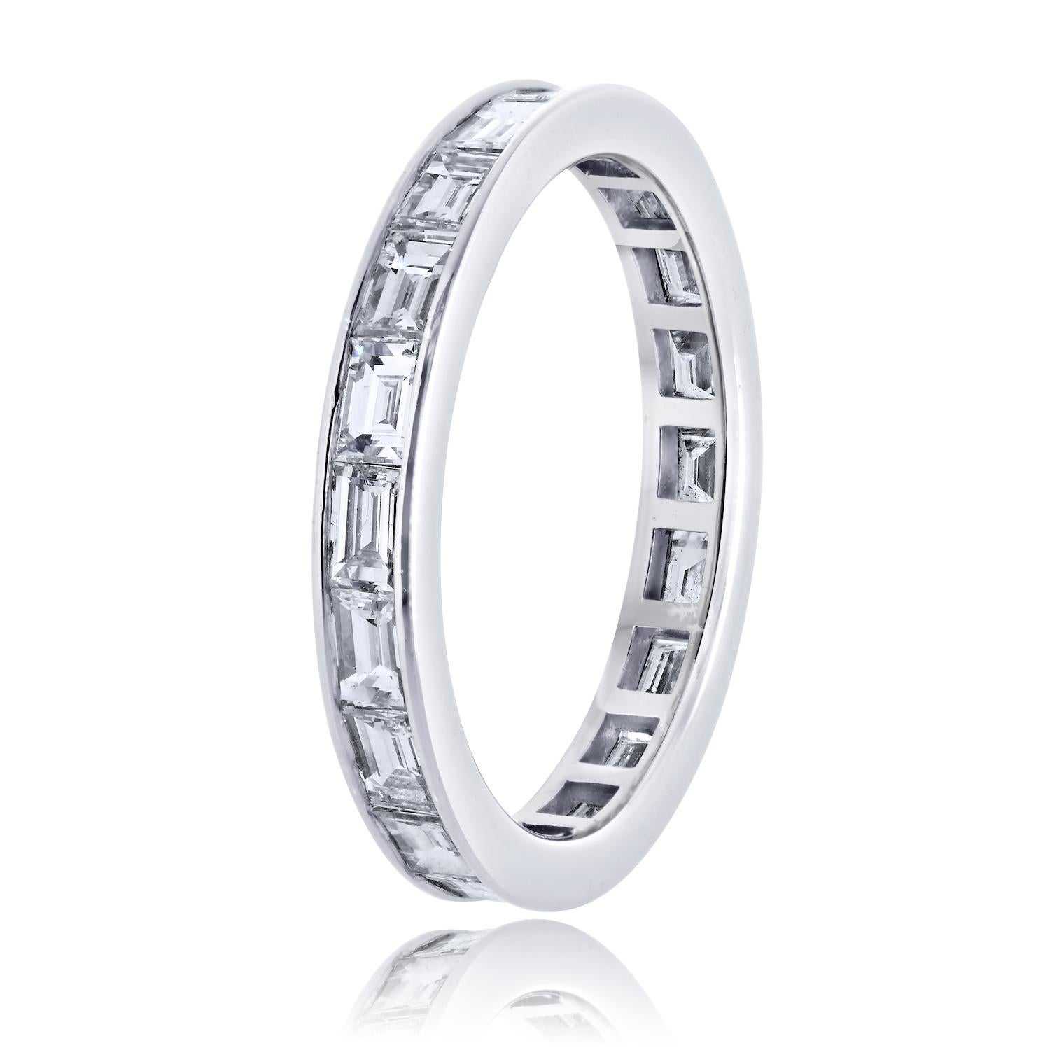 Voici un superbe bracelet d'éternité en platine et diamant, élégamment conçu avec d'exquis diamants taille baguette. Chaque diamant pèse 0,08 carat, pour un poids total de 1,60 carat. Ce bracelet, dont la taille actuelle est de 6,5, peut être