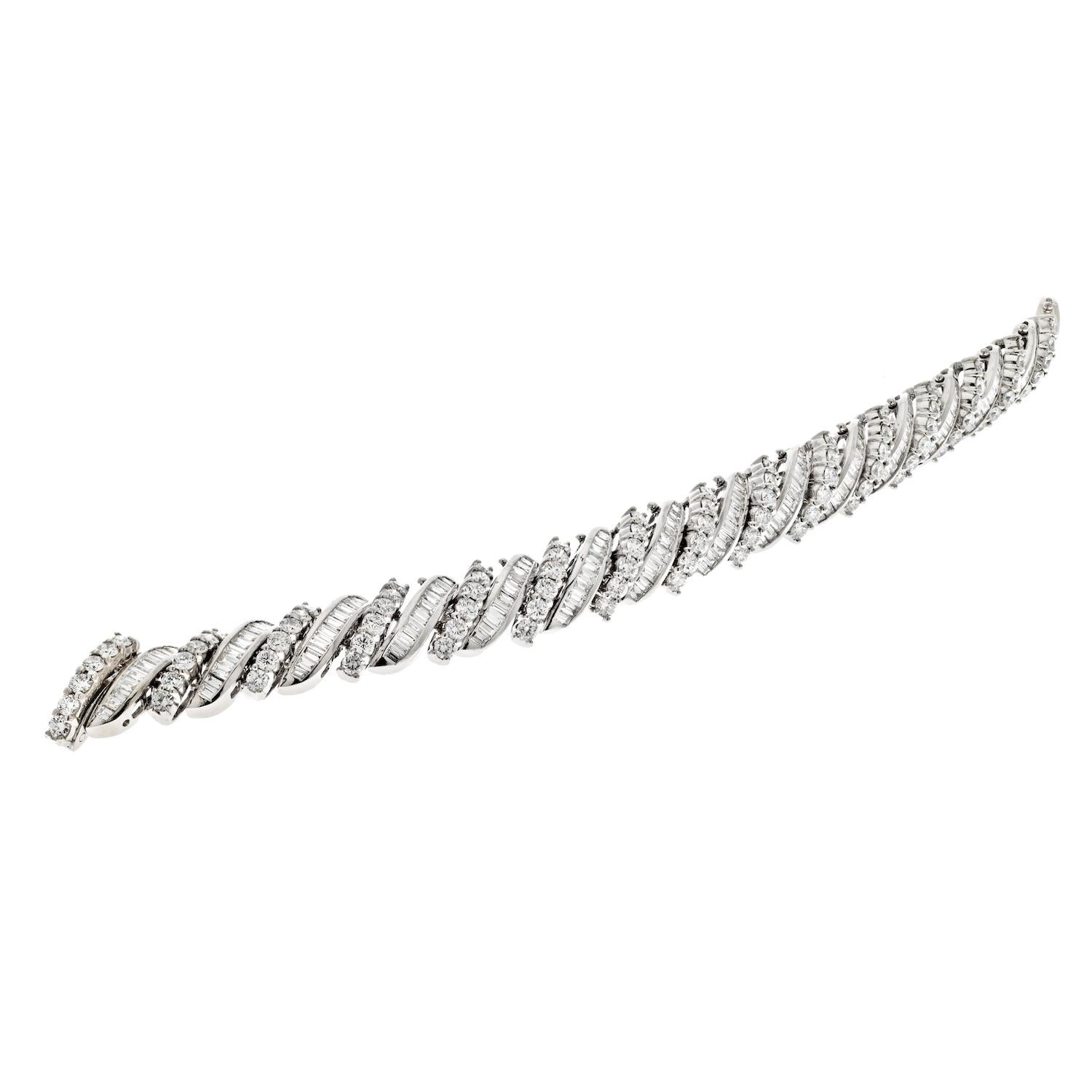 Platinum 16.50cts Mid-Century Round and Baguette Cut Diamond Bracelet In Excellent Condition For Sale In New York, NY