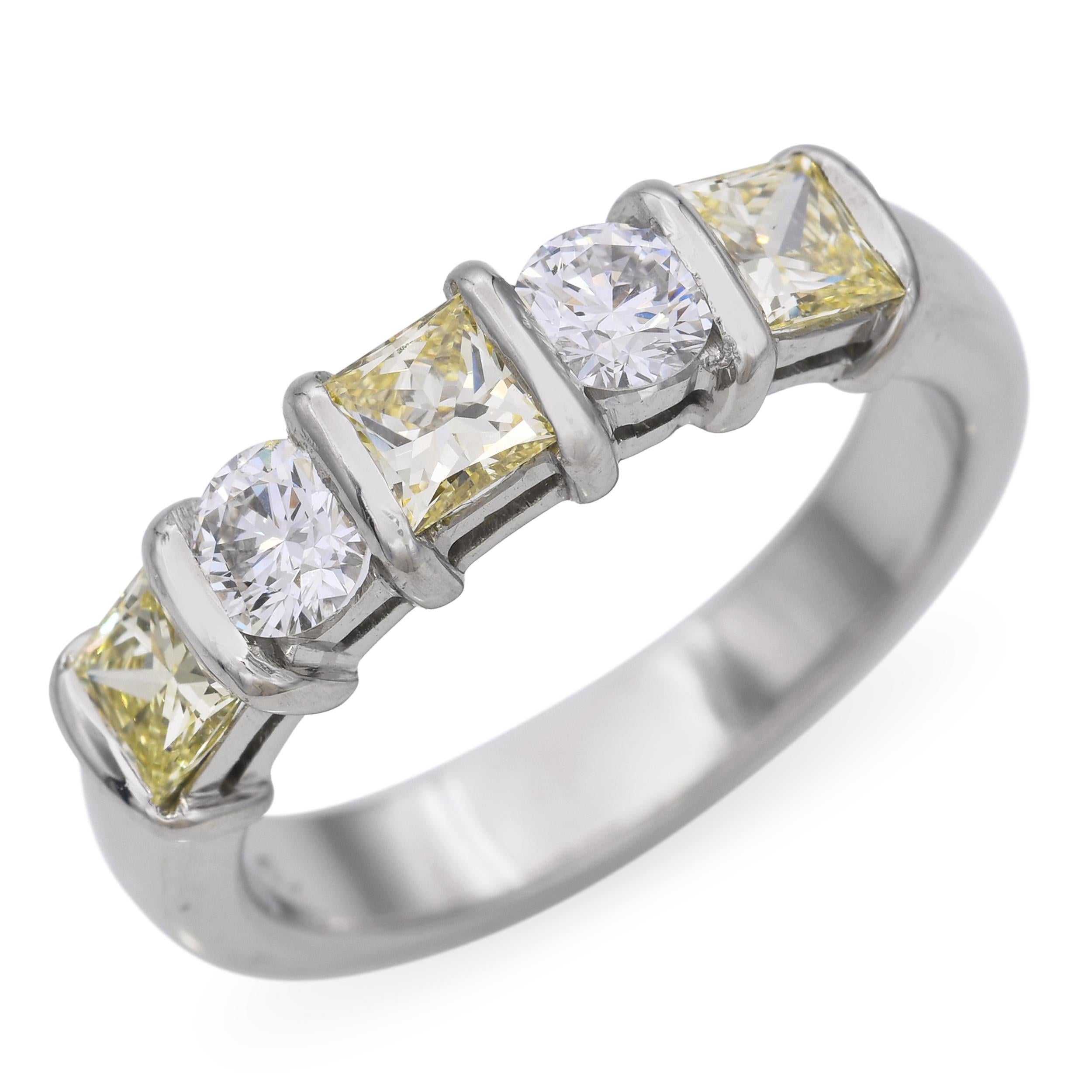 Questo elegante anello è realizzato in platino e presenta un mix di diamanti bianchi e colorati incastonati in eleganti castoni aperti. Il design crea un'atmosfera moderna e ariosa, mettendo in risalto la bellezza unica di ogni pietra. Il contrasto