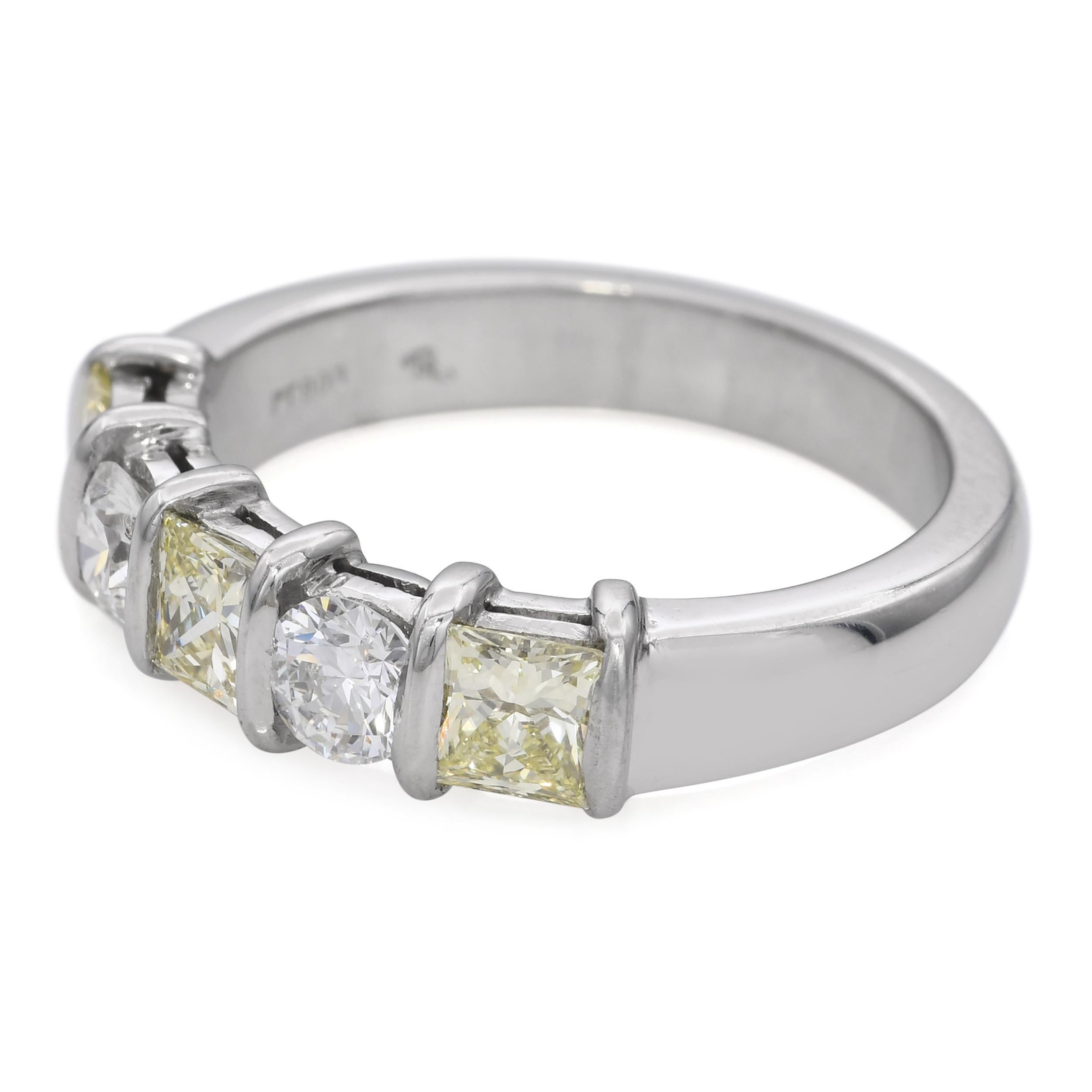 Taglio misto Anello a fascia in platino con diamante da 1,65tcw e diamante giallo Fancy Yellow in vendita