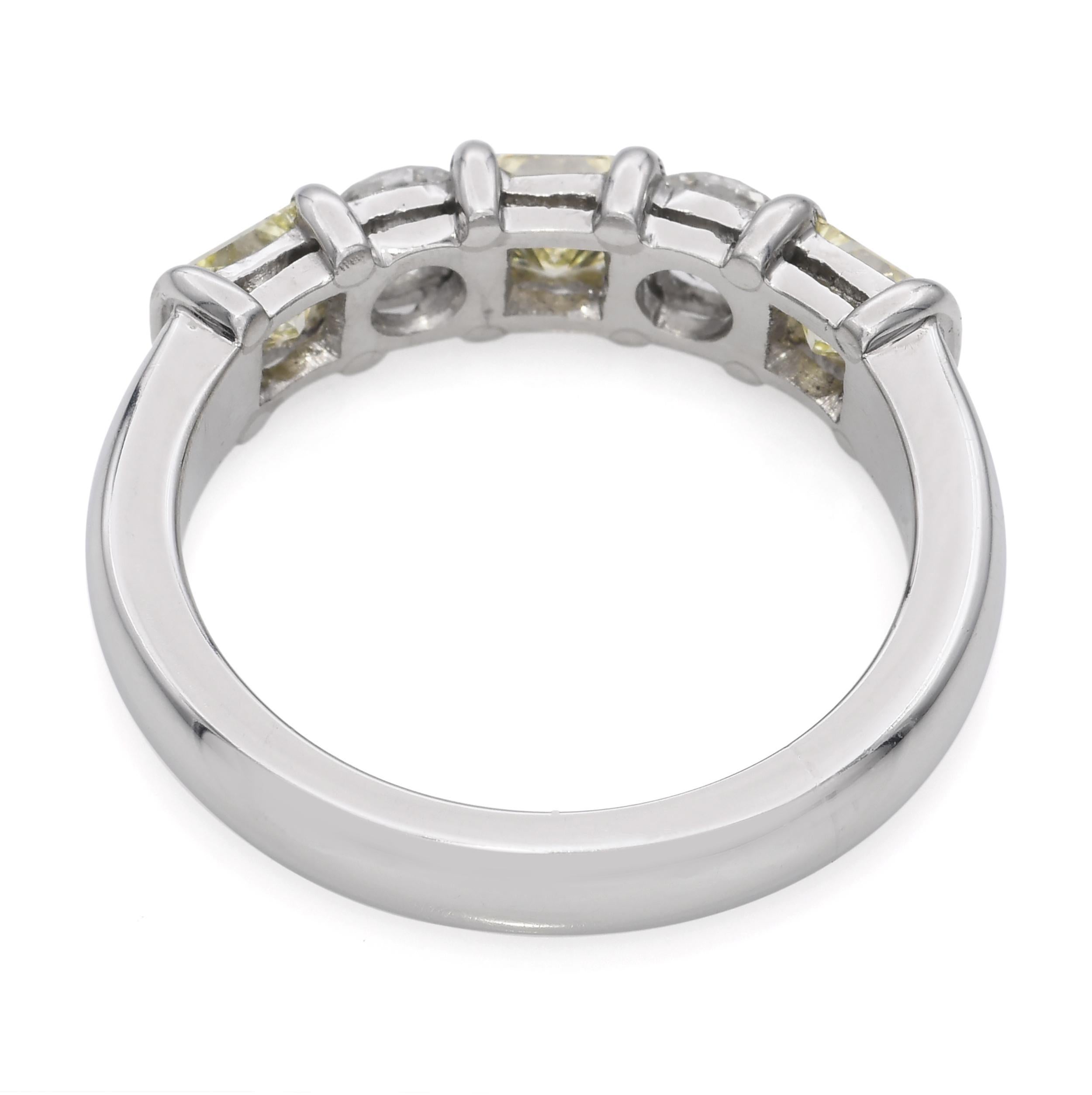 Anello a fascia in platino con diamante da 1,65tcw e diamante giallo Fancy Yellow In condizioni buone in vendita a New York, NY