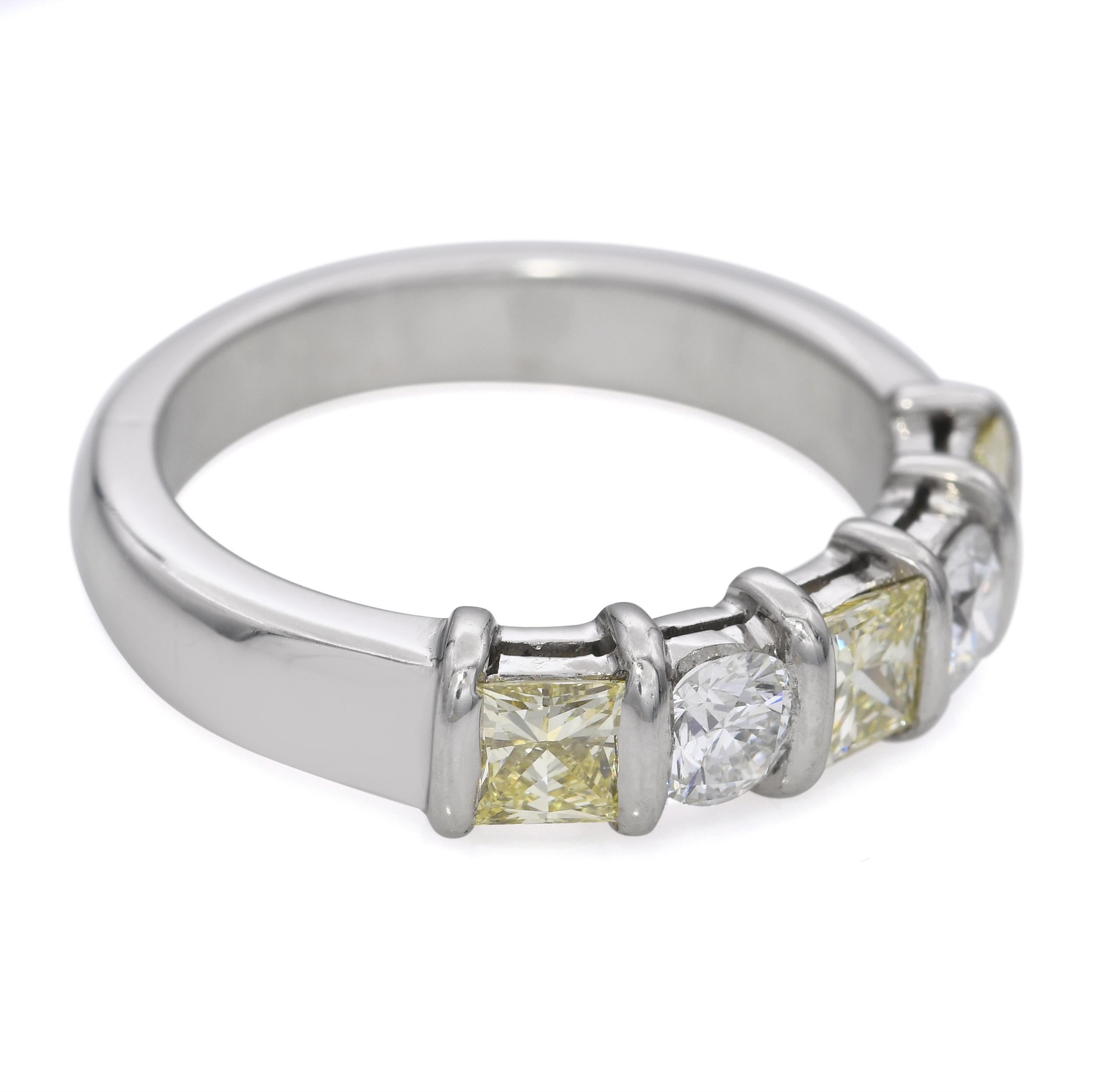 Donna Anello a fascia in platino con diamante da 1,65tcw e diamante giallo Fancy Yellow in vendita