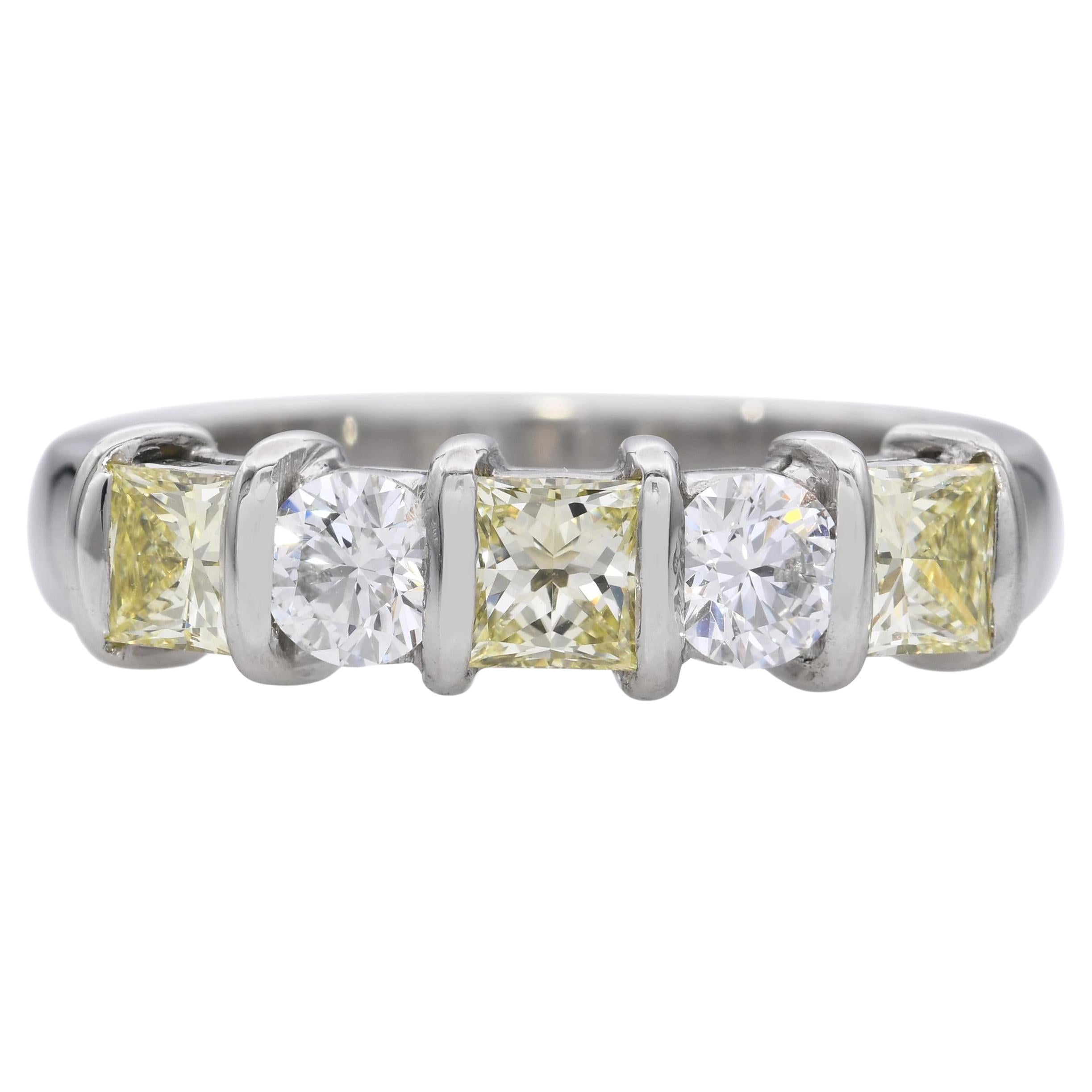 Anello a fascia in platino con diamante da 1,65tcw e diamante giallo Fancy Yellow in vendita