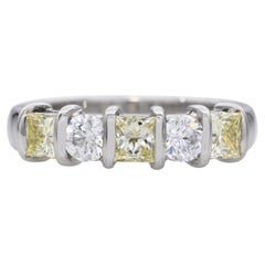 Anello a fascia in platino con diamante da 1,65tcw e diamante giallo Fancy Yellow