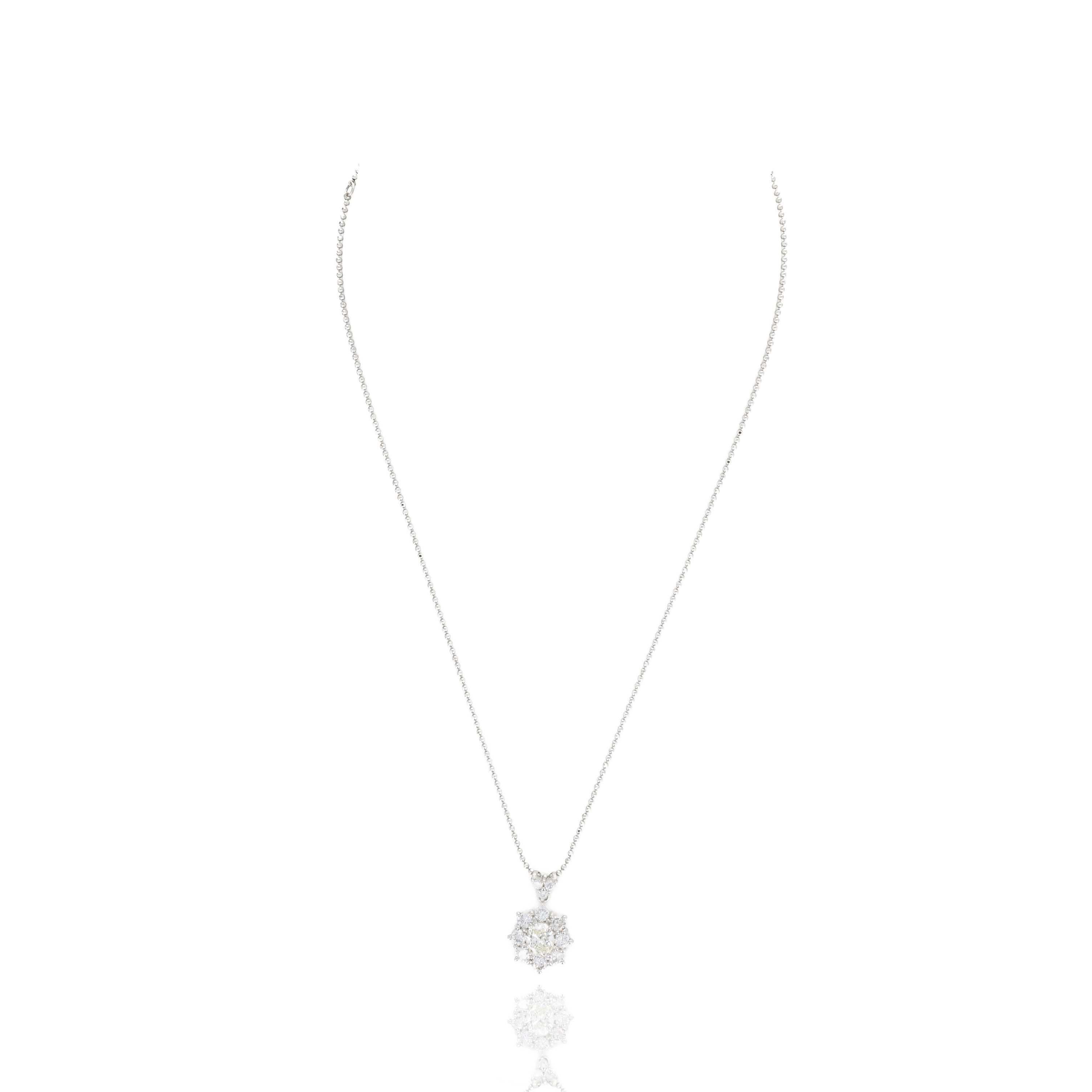 Epoca: Estate moderna
Composizione: Platino 
A. Stone: Un diamante ovale Brilliante
Peso in carati: 0,89 carati
Colore/Clarità: K-L / SI2
A. Stone: Undici diamanti rotondi Brilliante
Peso in carati: 0,77 carati in totale
Colore/Clarità: H-I /