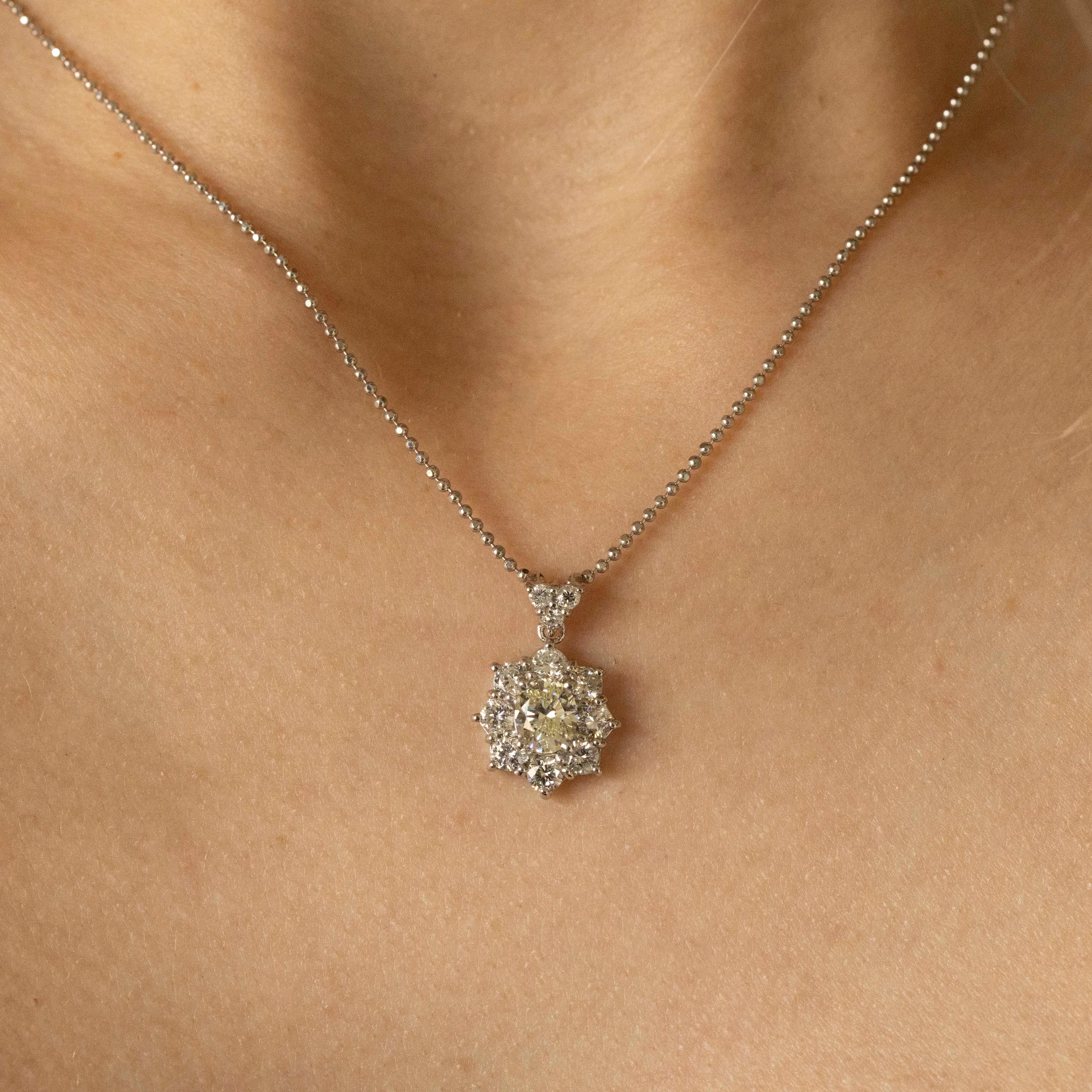 Collana con ciondolo ovale di diamanti in platino da 1,66 carati In condizioni ottime in vendita a Cape May, NJ