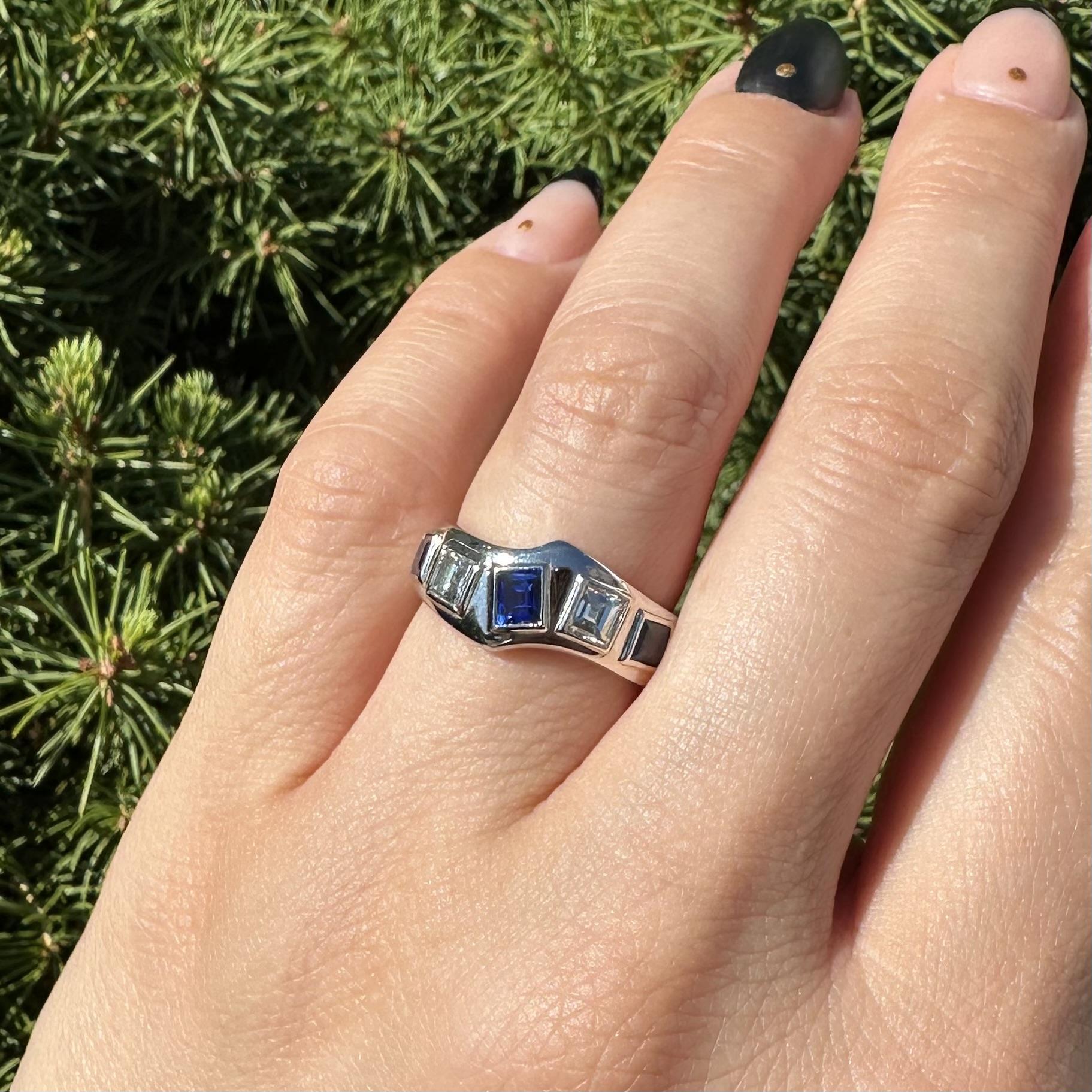 Anello in platino con castone quadrato da 1,66 carati con zaffiro e diamante a fascia ondulata in vendita 7