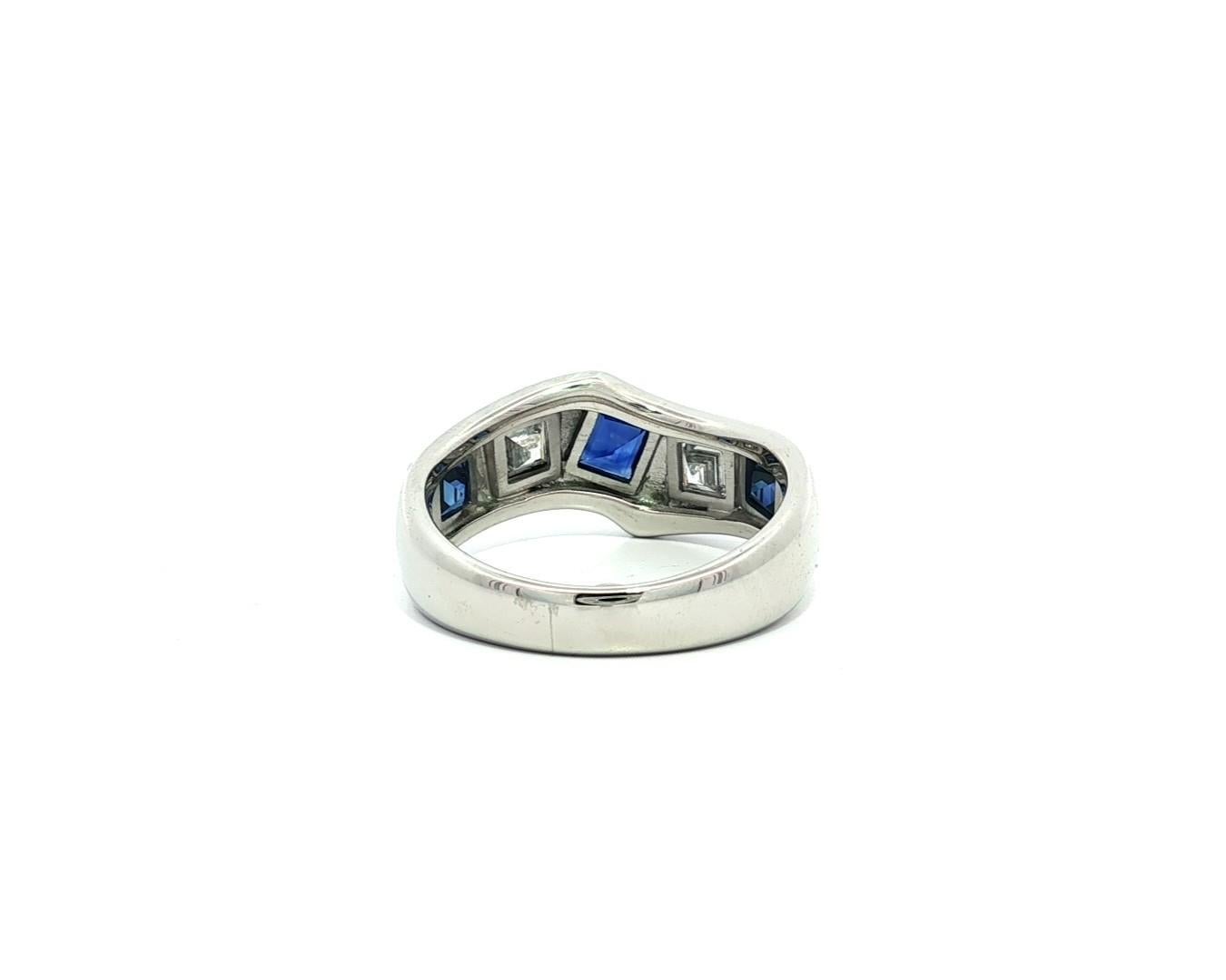 -A. Stone: -
(3) Zaffiro naturale autentico - taglio quadrato - castone - colore blu reale - 1,02ctw (esatto)
(2) Diamanti naturali autentici - taglio quadrato - castone - colore F/G - purezza VS1/VS2 - 0,64ctw (esatto)
Peso totale dei carati: 1.66