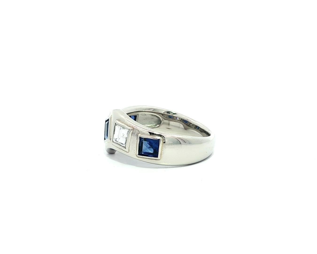 Quadrato Anello in platino con castone quadrato da 1,66 carati con zaffiro e diamante a fascia ondulata in vendita