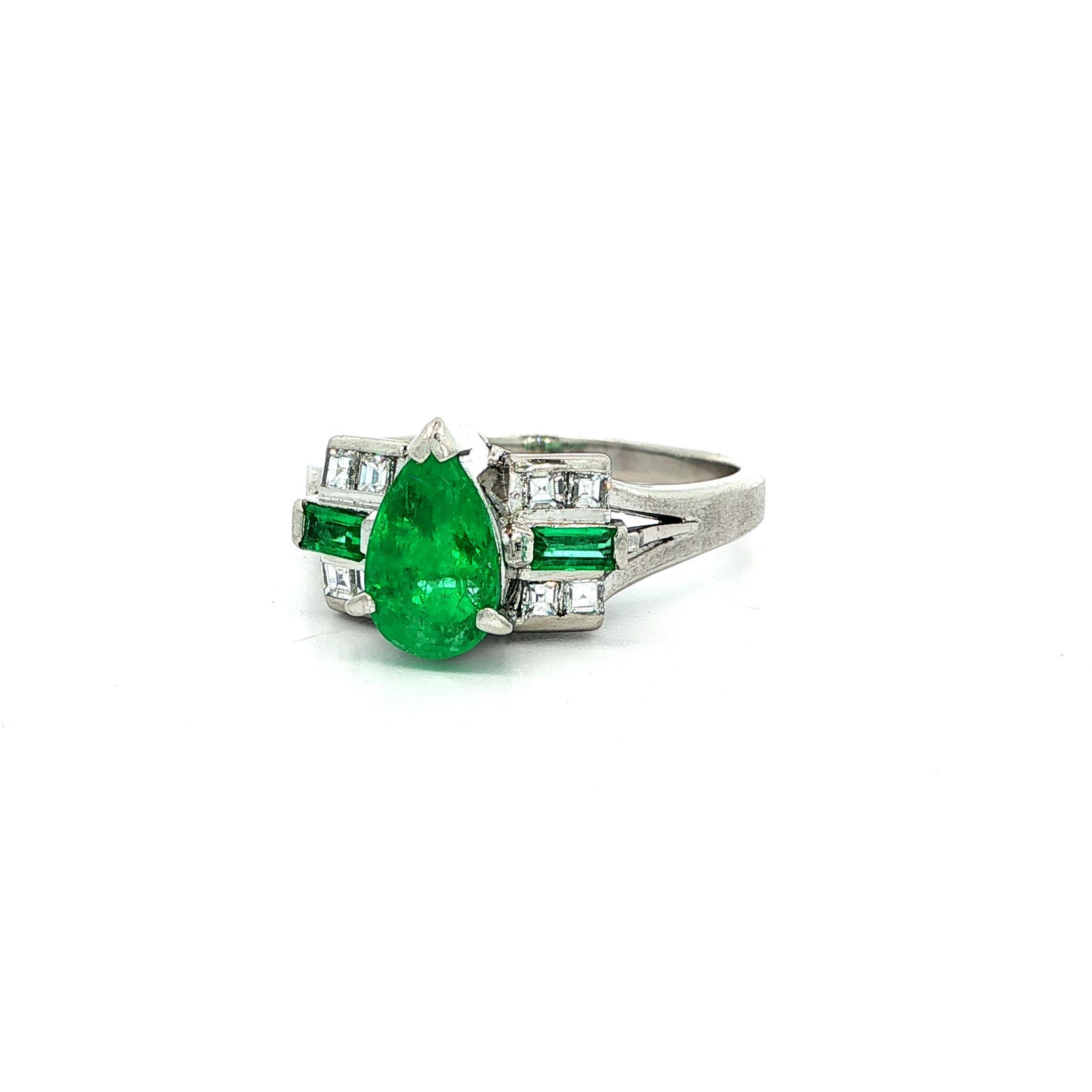 Anillo de compromiso de diamantes Asscher y esmeralda pera verde vibrante de 1,66 ct en platino en venta 5