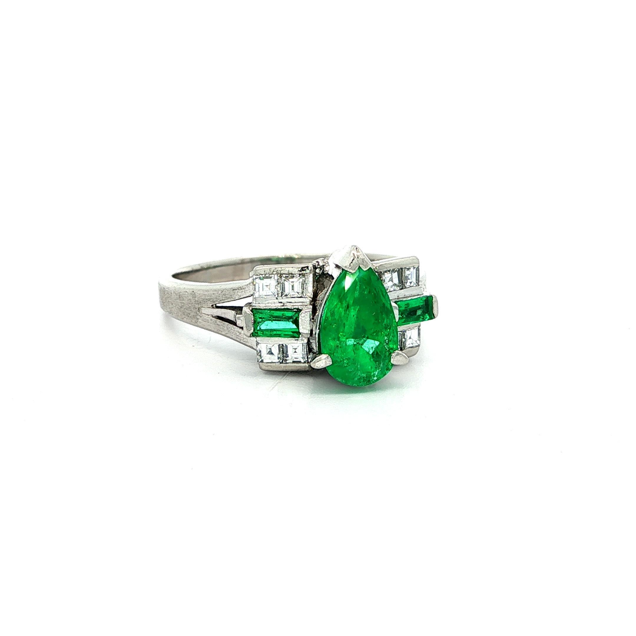 -Piedra(s): -
(1) Esmeralda auténtica natural - talla pera - engastada - color verde vibrante - 1,23ctw (exacto)
(2) Esmeraldas auténticas naturales - talla baguette - engarce en canal - color verde vibrante - 0,18ctw (exactas)
(8) Diamantes