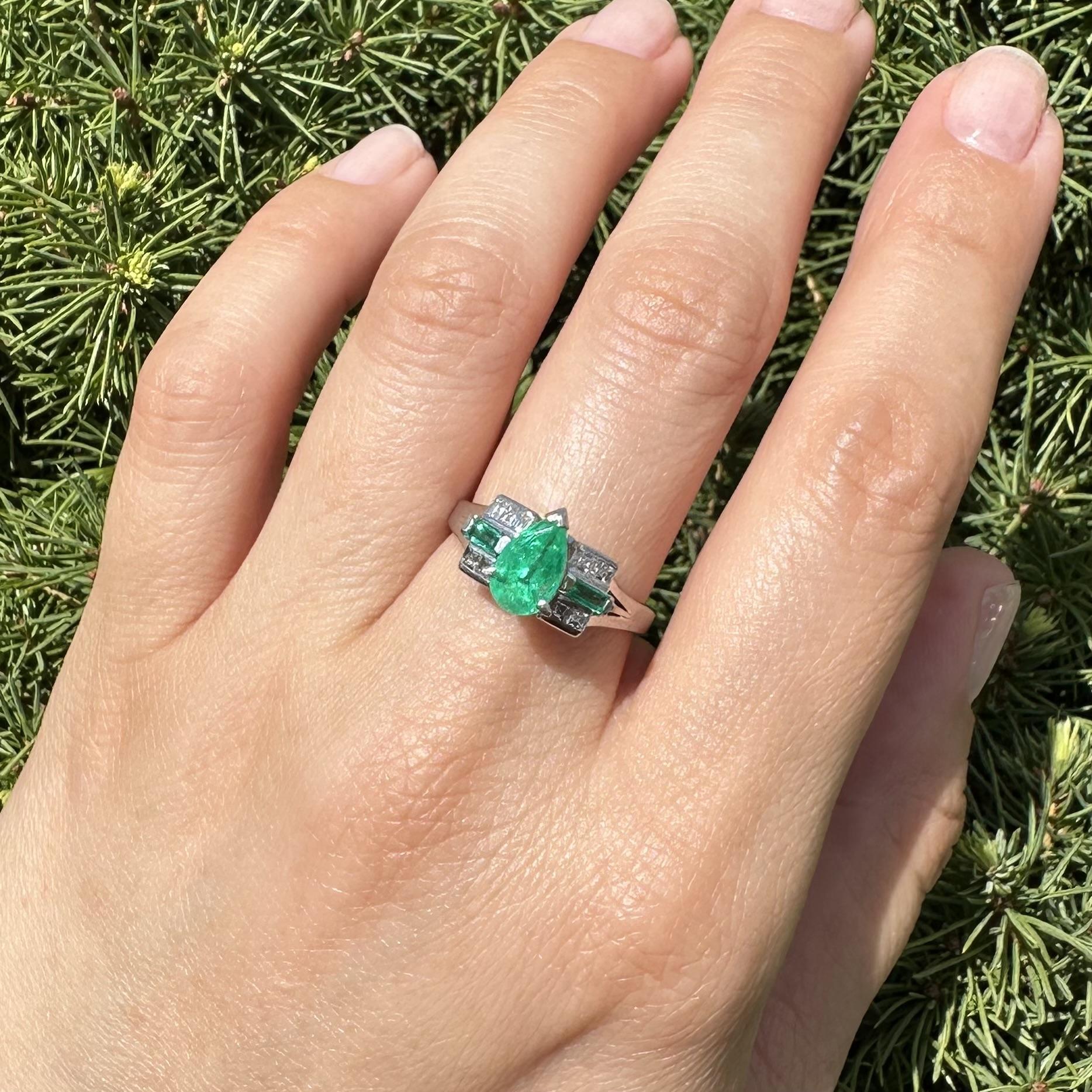 Anillo de compromiso de diamantes Asscher y esmeralda pera verde vibrante de 1,66 ct en platino Corte pera en venta